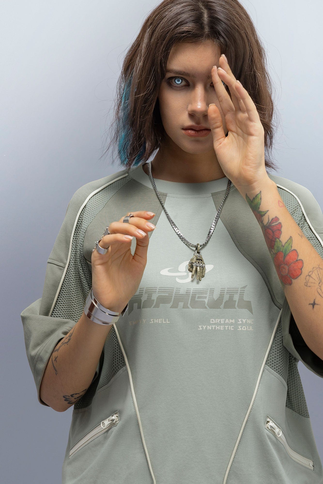 XIPHEVIL Contrast Paneled Mesh Zip-Pocket Raglan T-Shirt Green