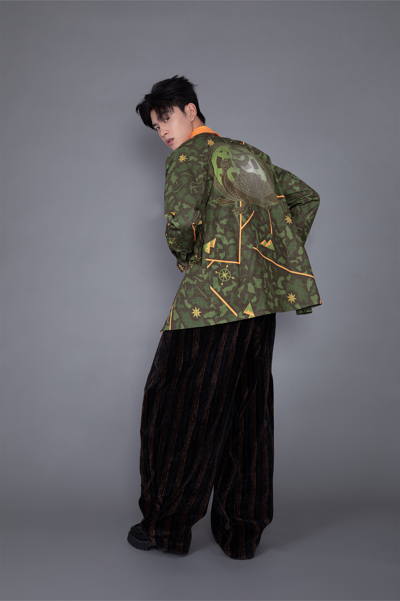 MASH UP ASIA Graphic Contrast Lapel Oversized Blazer, premium urban and streetwear designers apparel on PROJECTISR.com, MASH UP ASIA