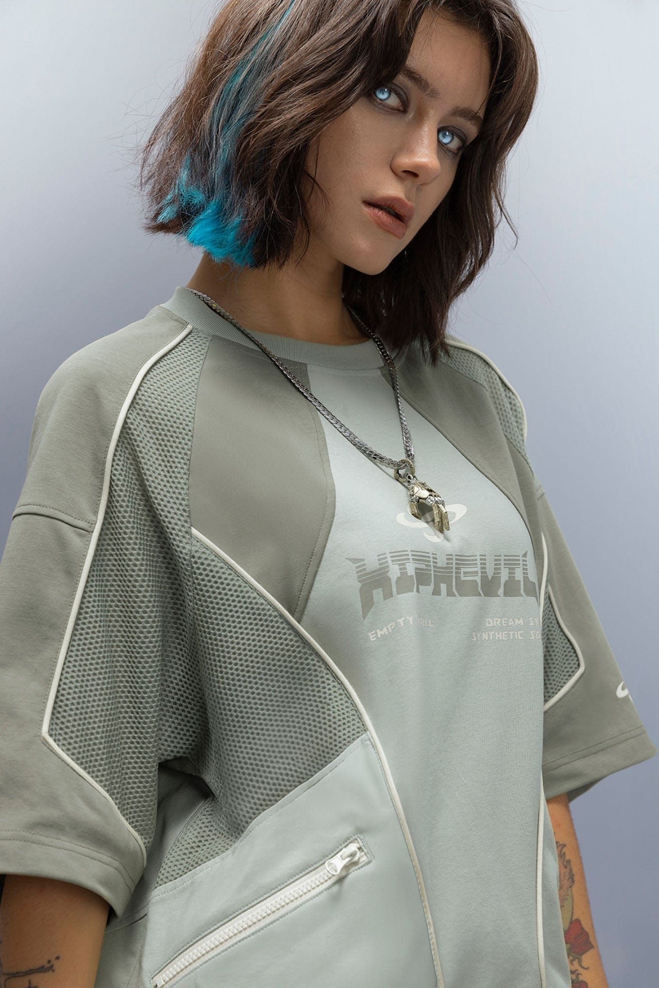XIPHEVIL Contrast Paneled Mesh Zip-Pocket Raglan T-Shirt Green