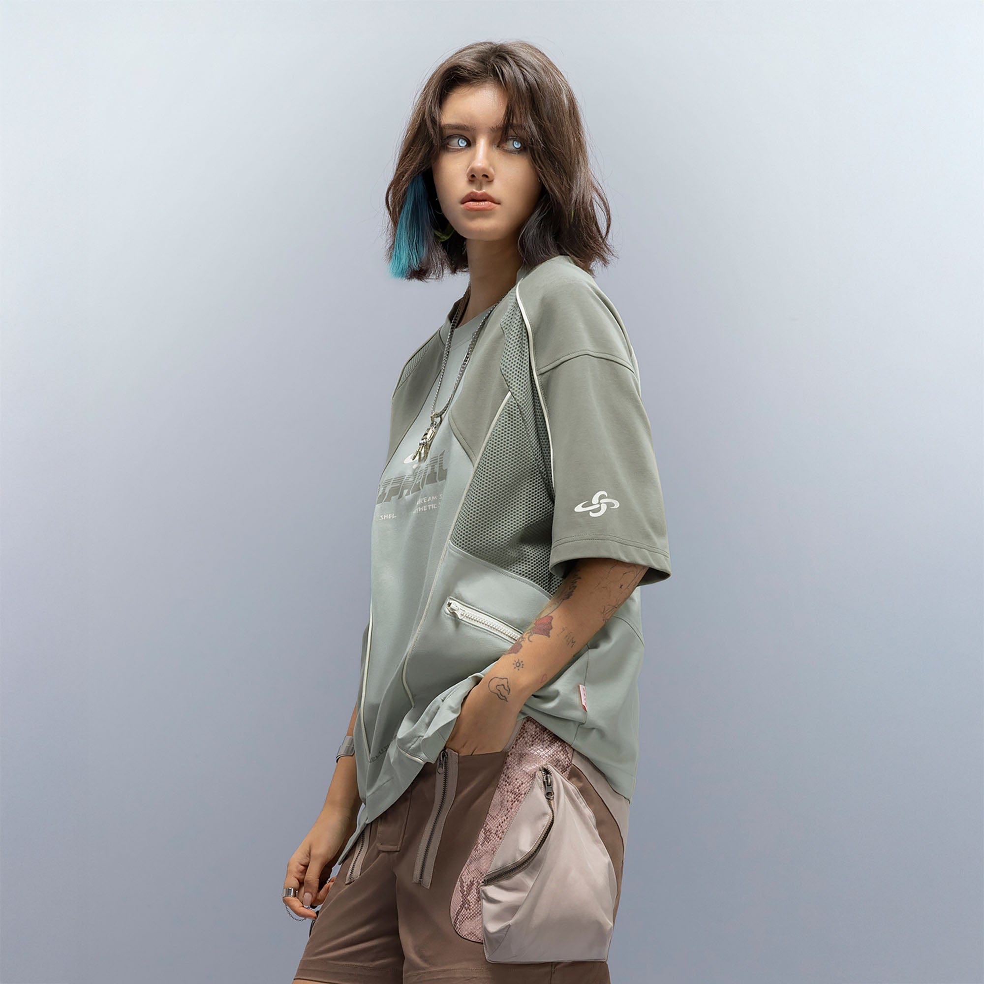 XIPHEVIL Contrast Paneled Mesh Zip-Pocket Raglan T-Shirt Green