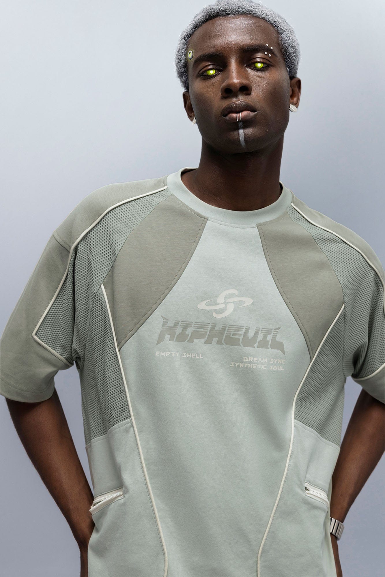 XIPHEVIL Contrast Paneled Mesh Zip-Pocket Raglan T-Shirt Green
