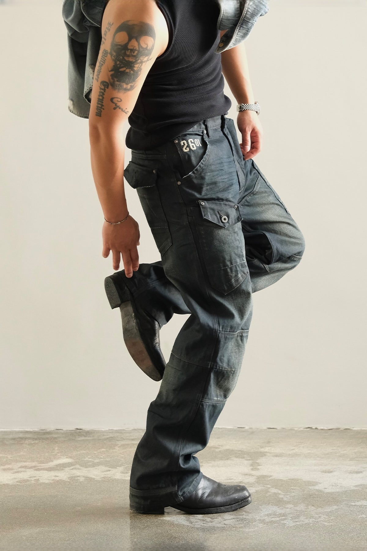 NEIGBORL Retro Washed Pleated Straight-Leg Jeans — half body