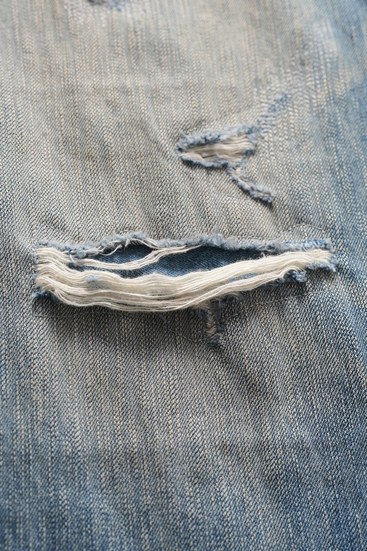 NEIGBORL Distressed Raw-Edge Selvedge Jeans — detail