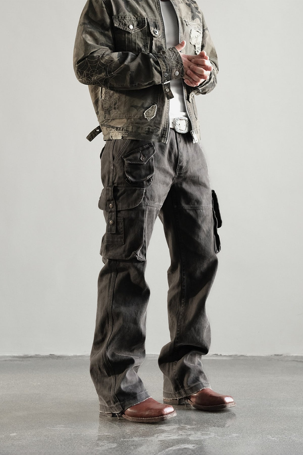 NEIGBORL Retro Wax-Brush Multi-Pocket Straight-Leg Cargo Pants — half body · Gray