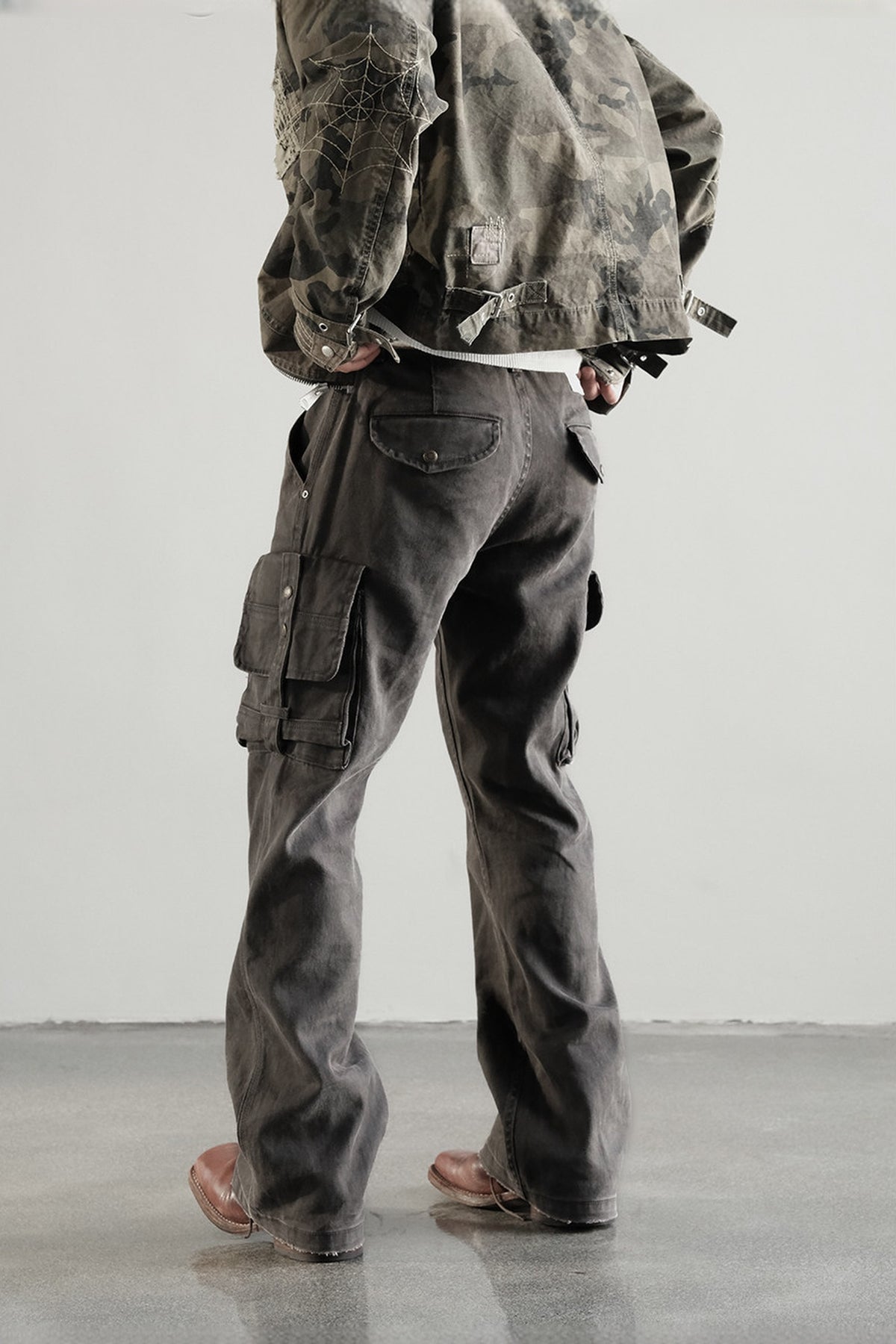 NEIGBORL Retro Wax-Brush Multi-Pocket Straight-Leg Cargo Pants — half body · Gray