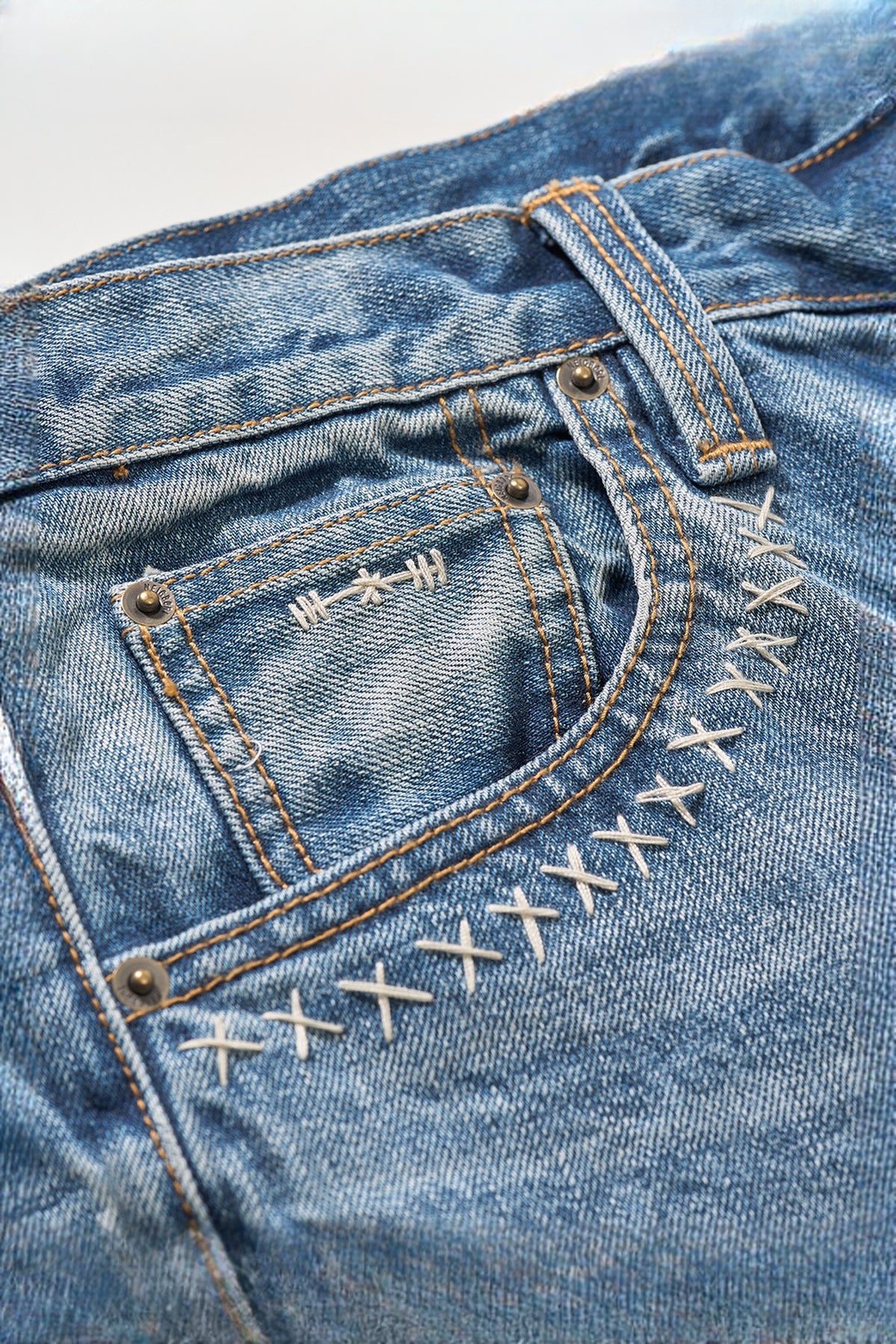 NEIGBORL Distressed Patchwork Mid-Rise Straight-Leg Jeans — flat-lay detail