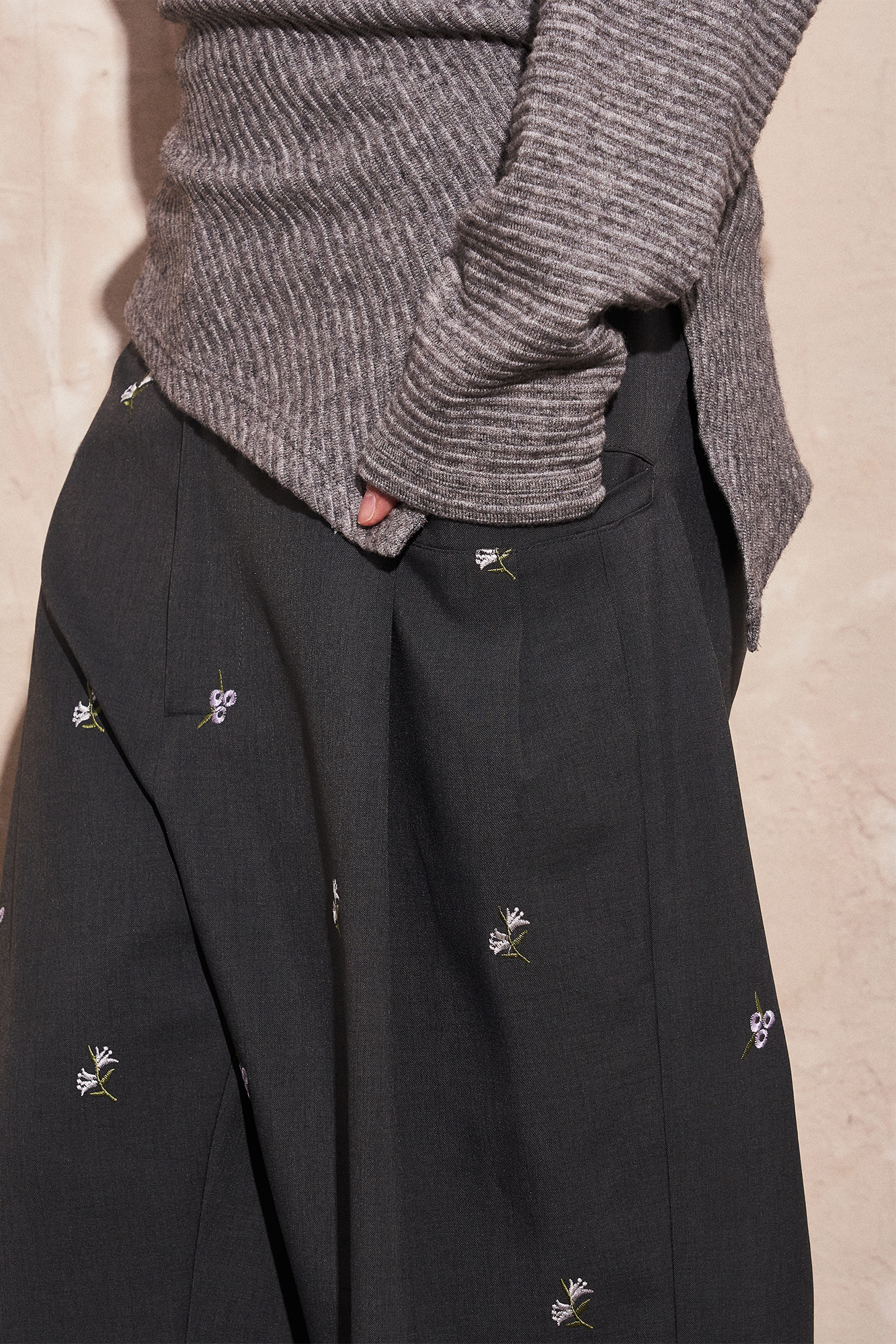 SAME FLOW Floral Embroidery Pleated Wide-Leg Trousers