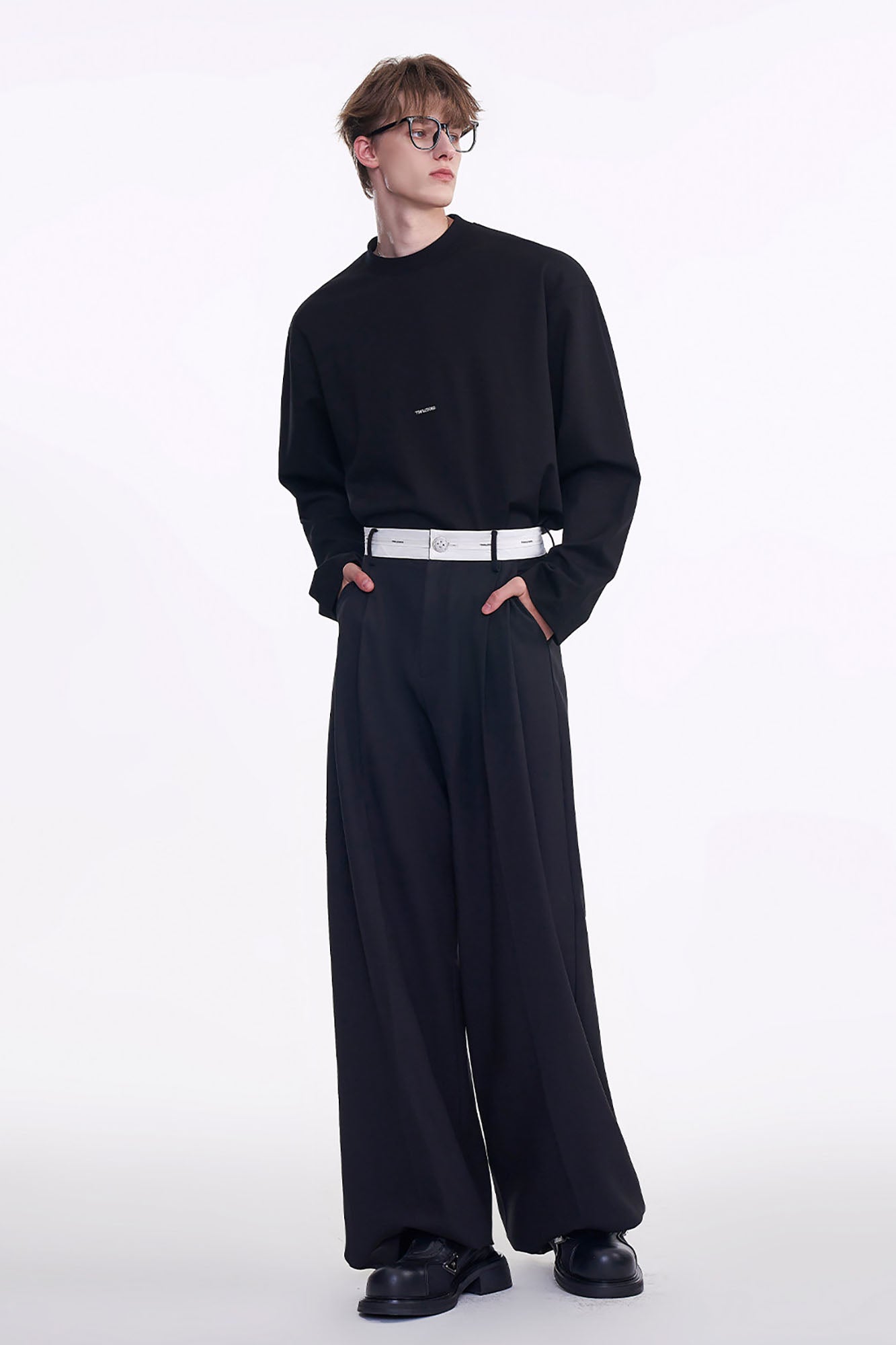 TIWILLTANG Contrast Panel Pleated Straight-Leg Pants