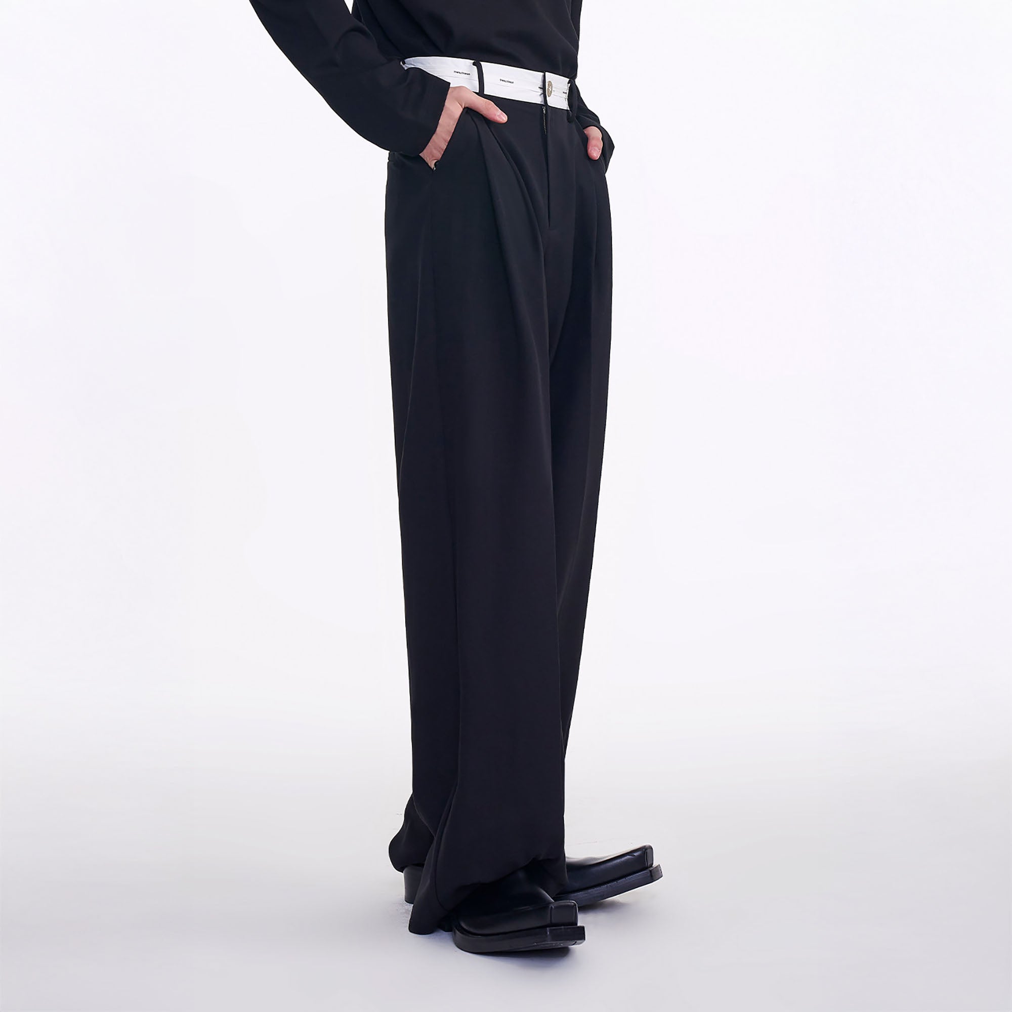 TIWILLTANG Contrast Panel Pleated Straight-Leg Pants