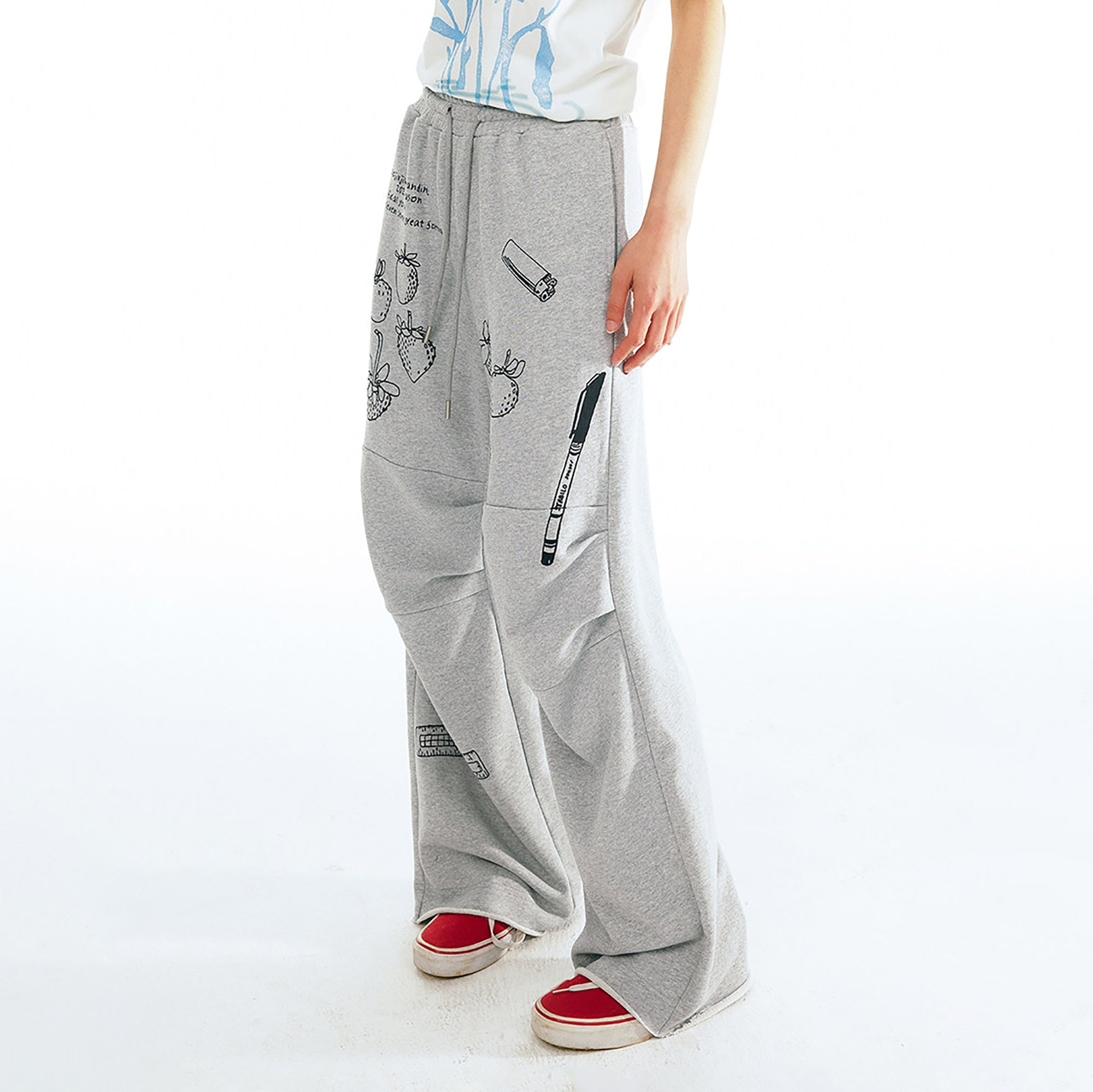 1997 POSTOFFICE Strawberry Graphic Pleated Wide-Leg Sweatpants, premium urban and streetwear designers apparel on PROJECTISR.com, 1997 POSTOFFICE