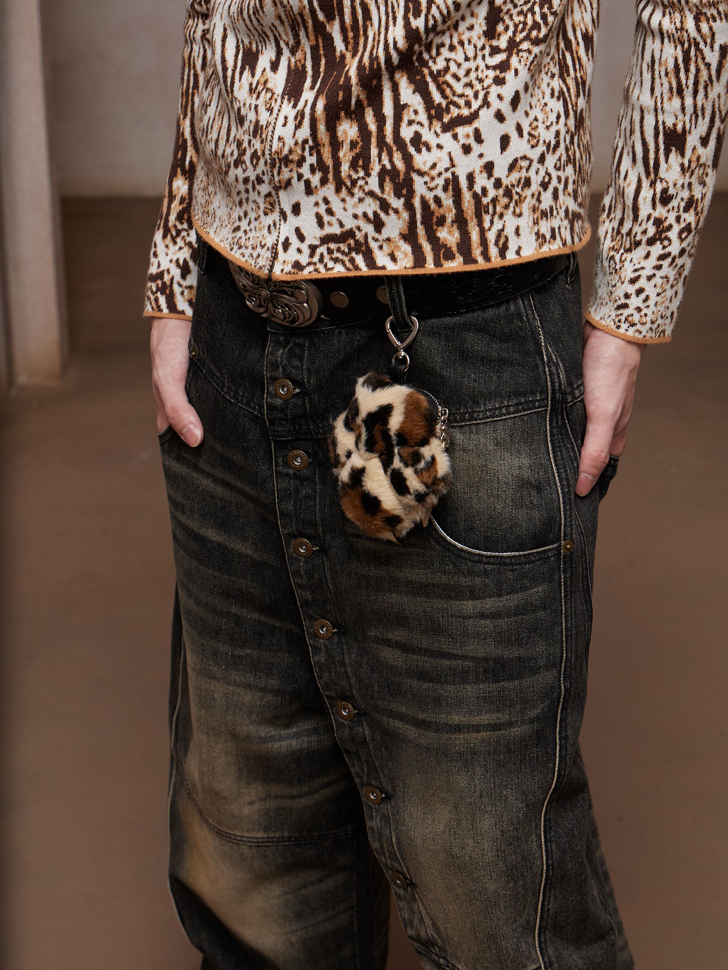 DND4DES Leopard Plush Paw Earbud Bag