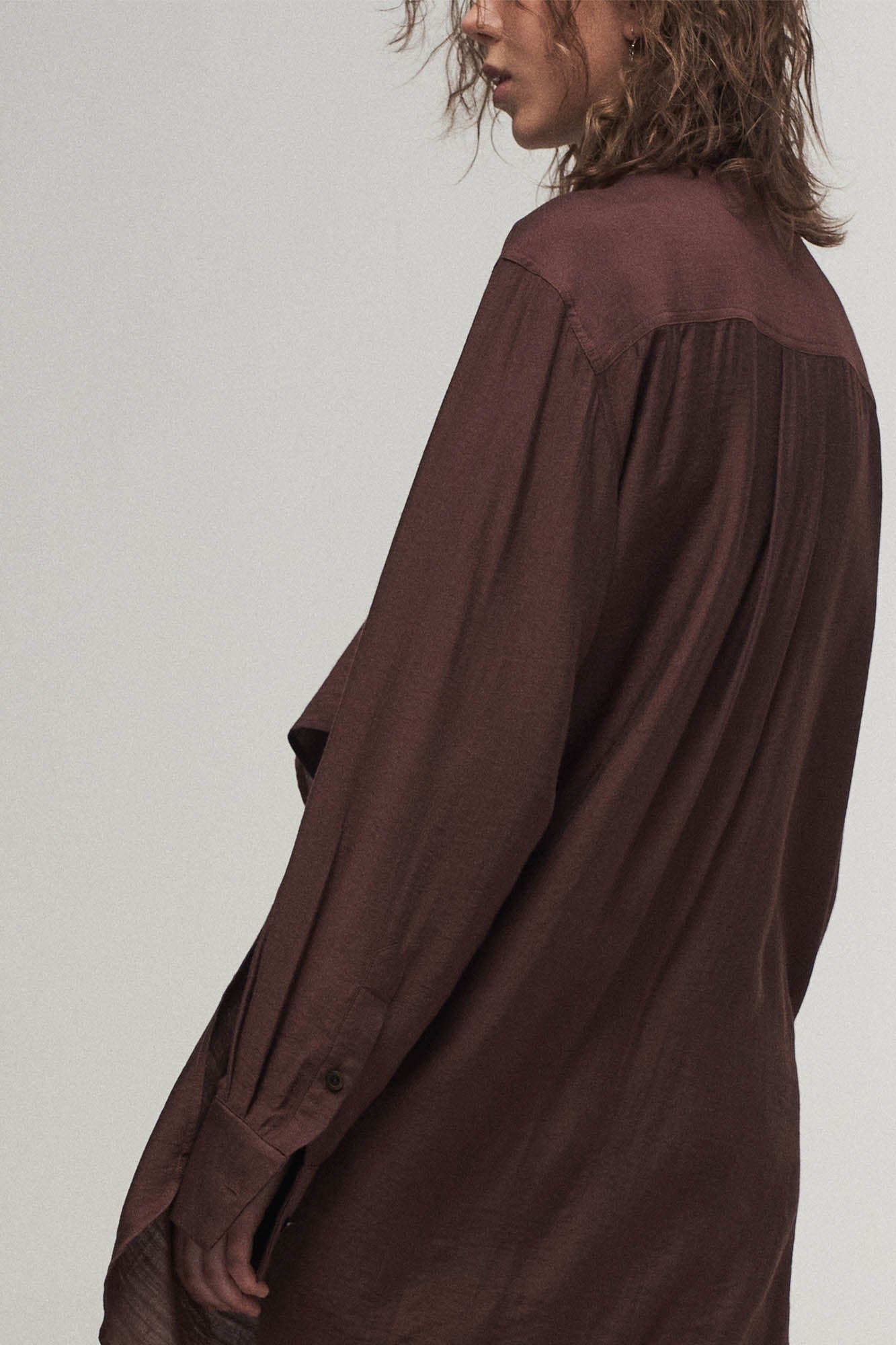 ILNya Nieternite Nifutur Arc Spliced Draped Long Shirt Burgundy