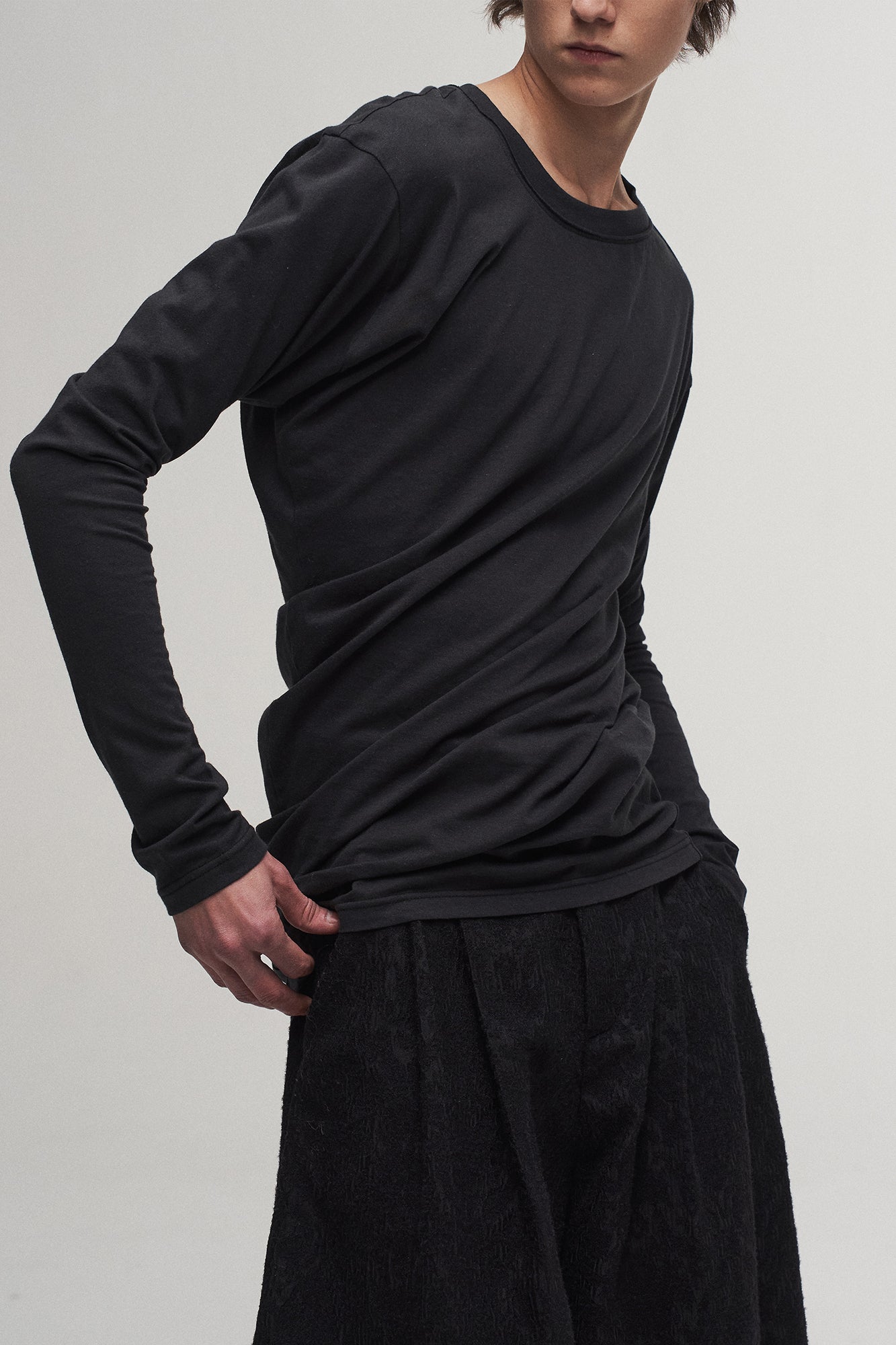 ILNya Nieternite Nifutur Asymmetrical Neckline Drape Long Sleeve Tee