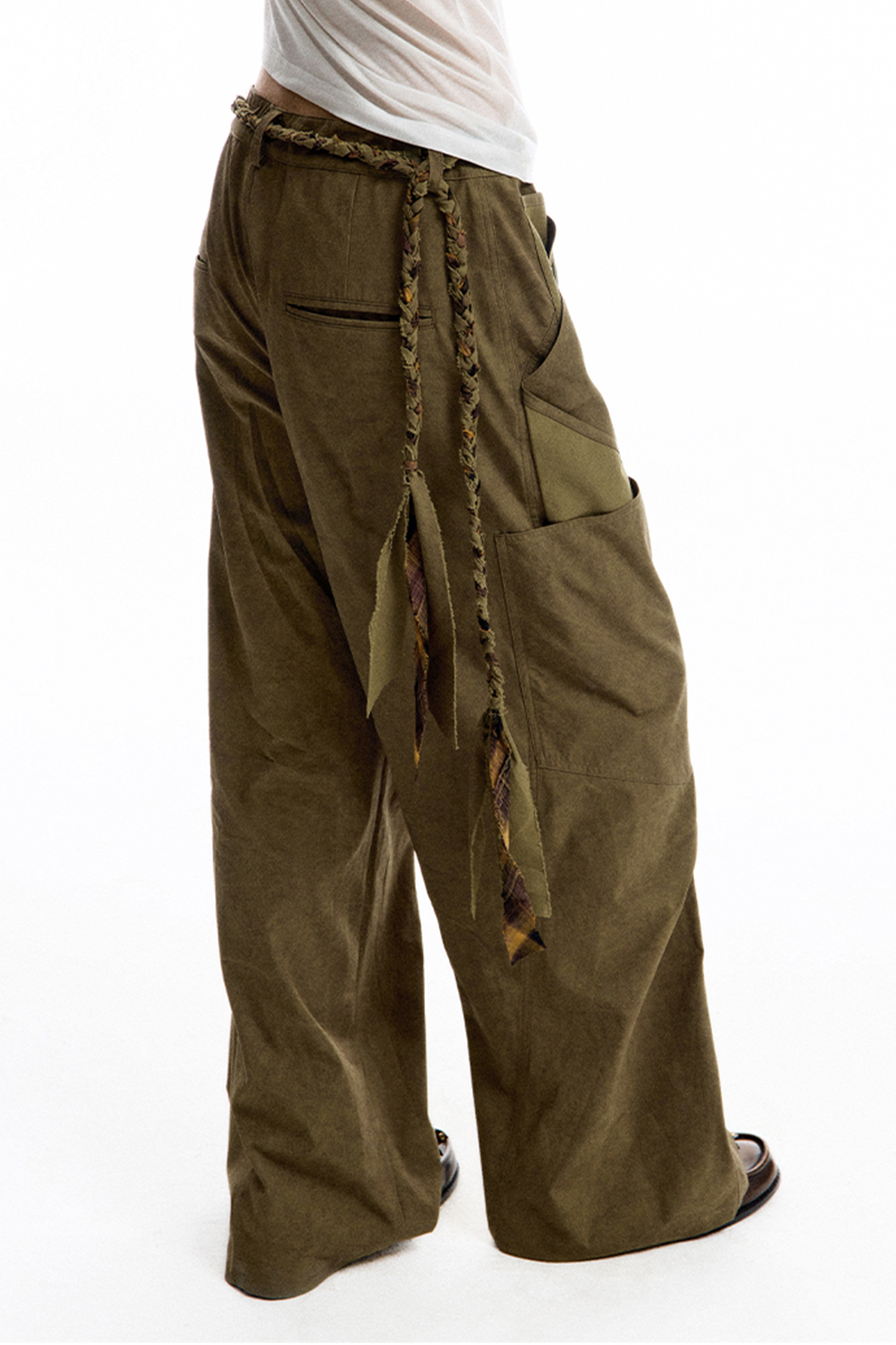 CONPCONP Pocket Pleated Curved Wide-Leg Cargo Pants