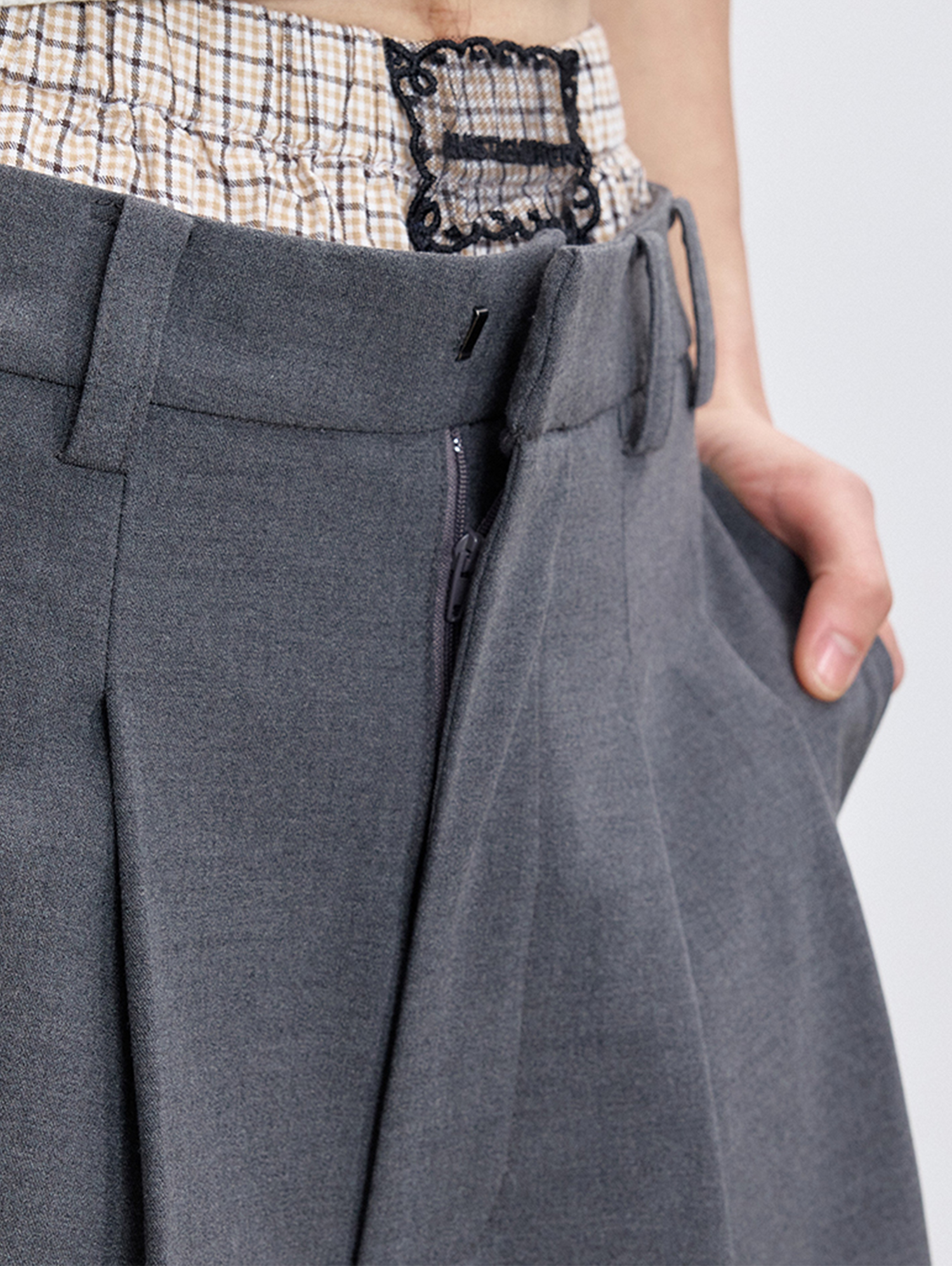 TUIMU Pleated Wide-Leg Shorts