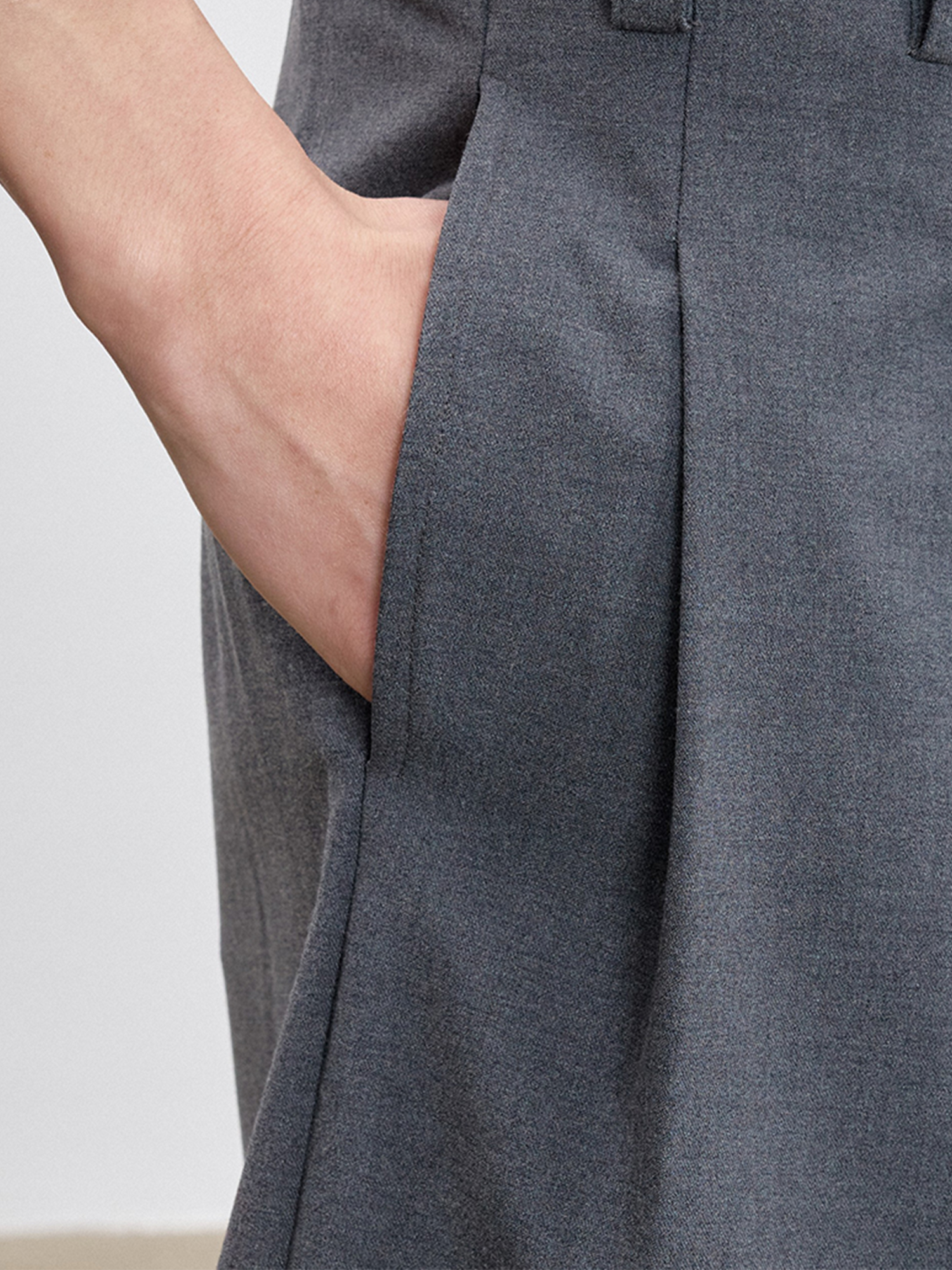 TUIMU Pleated Wide-Leg Shorts