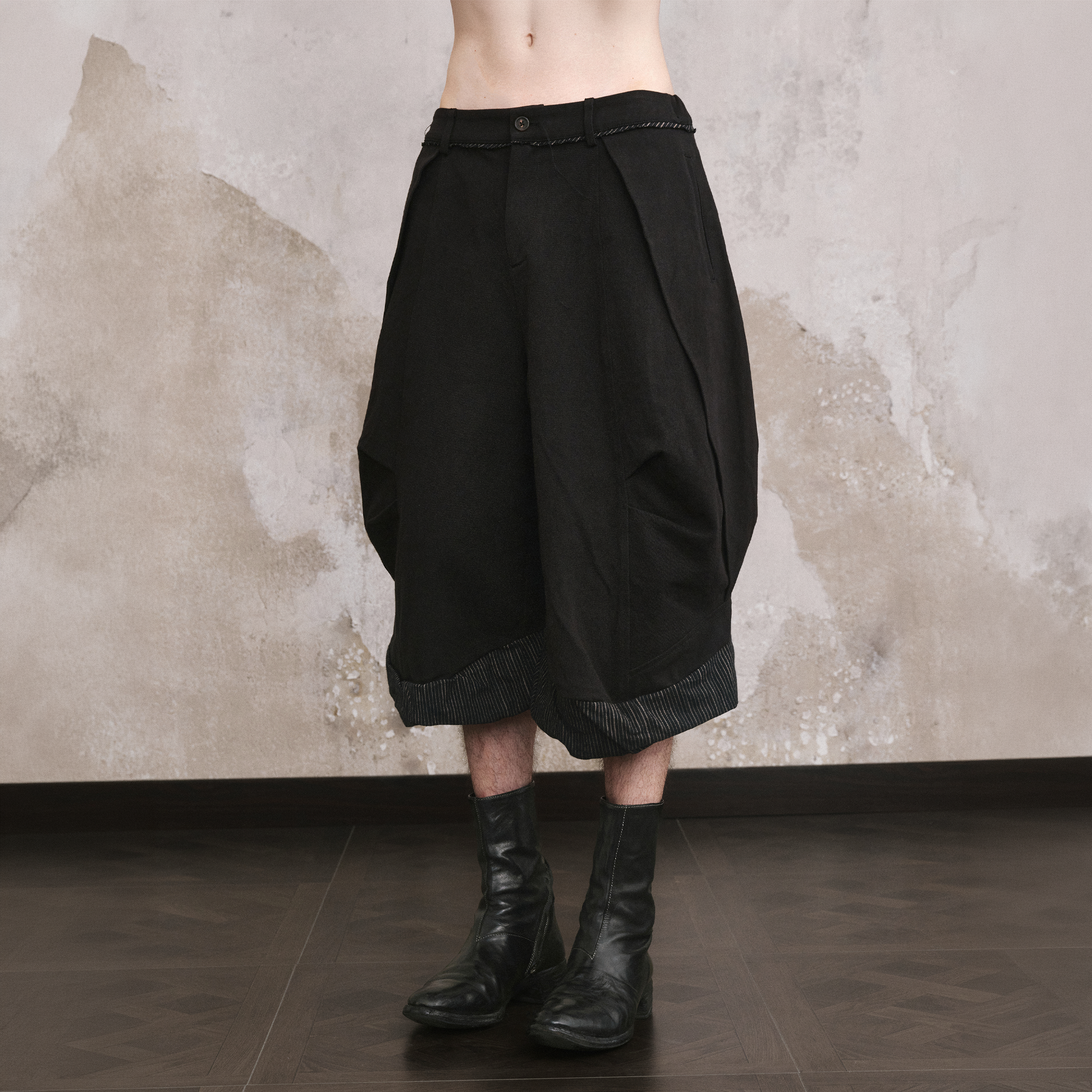 ILNya Nieternite Nifutur Crinkled Curved Cropped Pants Black