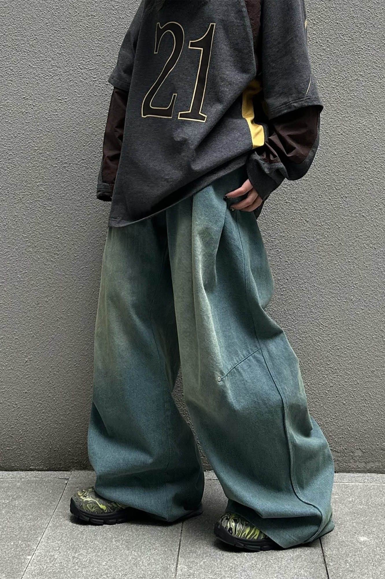 RELABEL Washed Pleated Waist Baggy Jeans