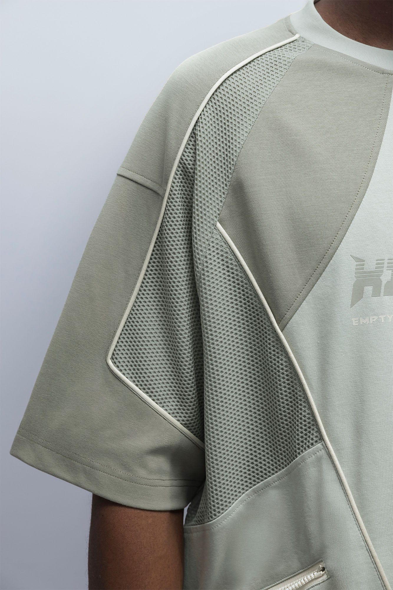 XIPHEVIL Contrast Paneled Mesh Zip-Pocket Raglan T-Shirt Green