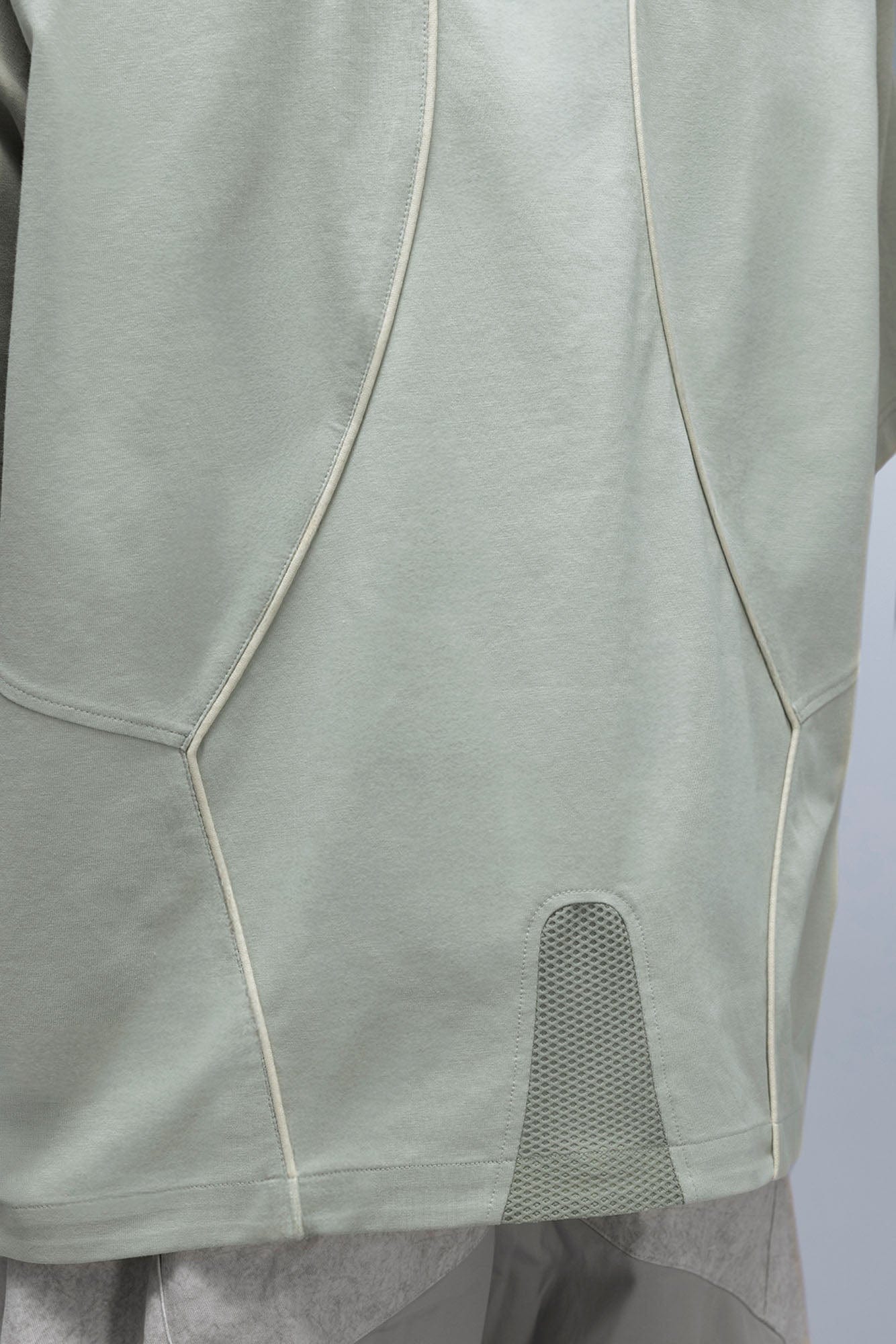 XIPHEVIL Contrast Paneled Mesh Zip-Pocket Raglan T-Shirt Green