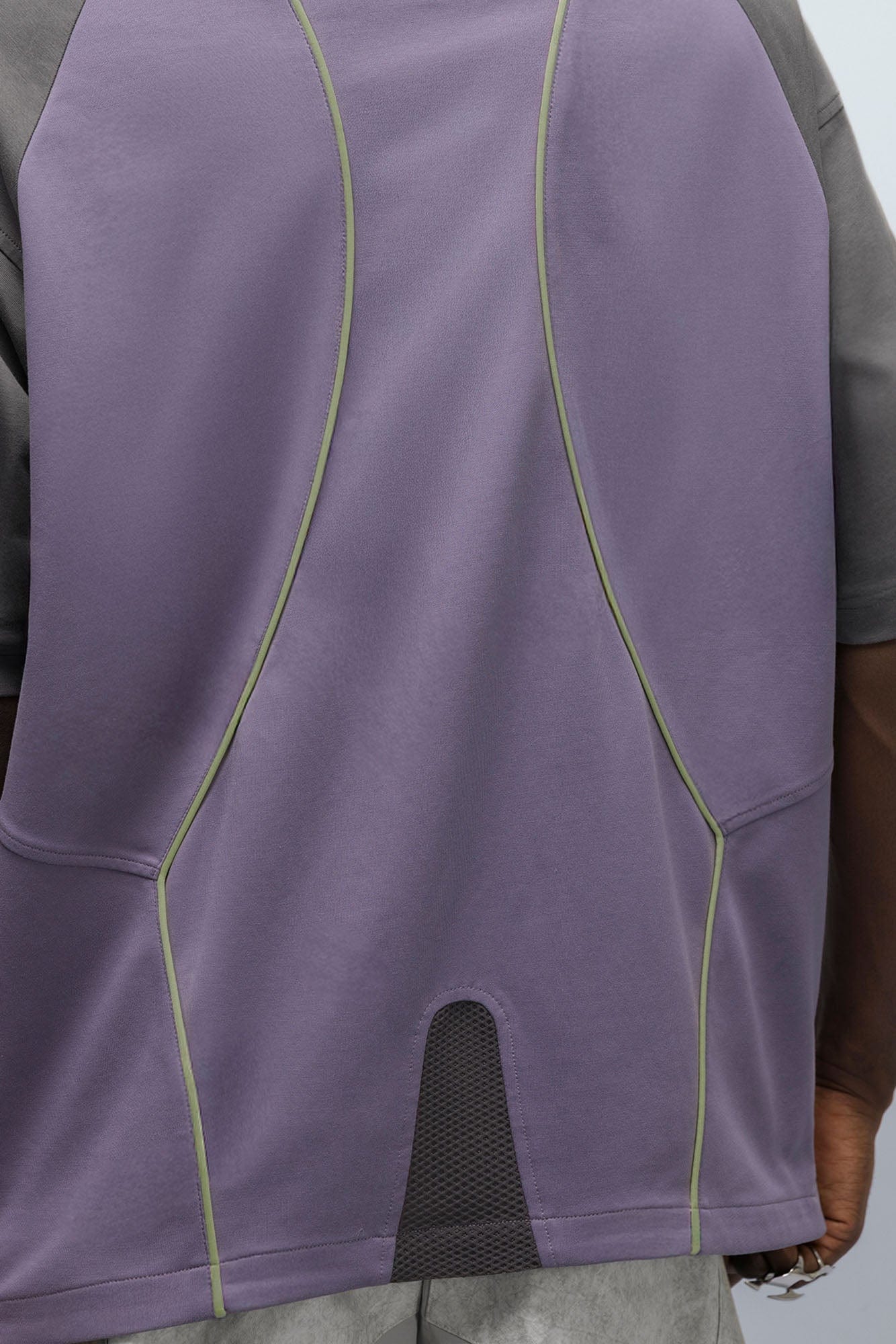 XIPHEVIL Contrast Paneled Mesh Zip-Pocket Raglan T-Shirt Purple