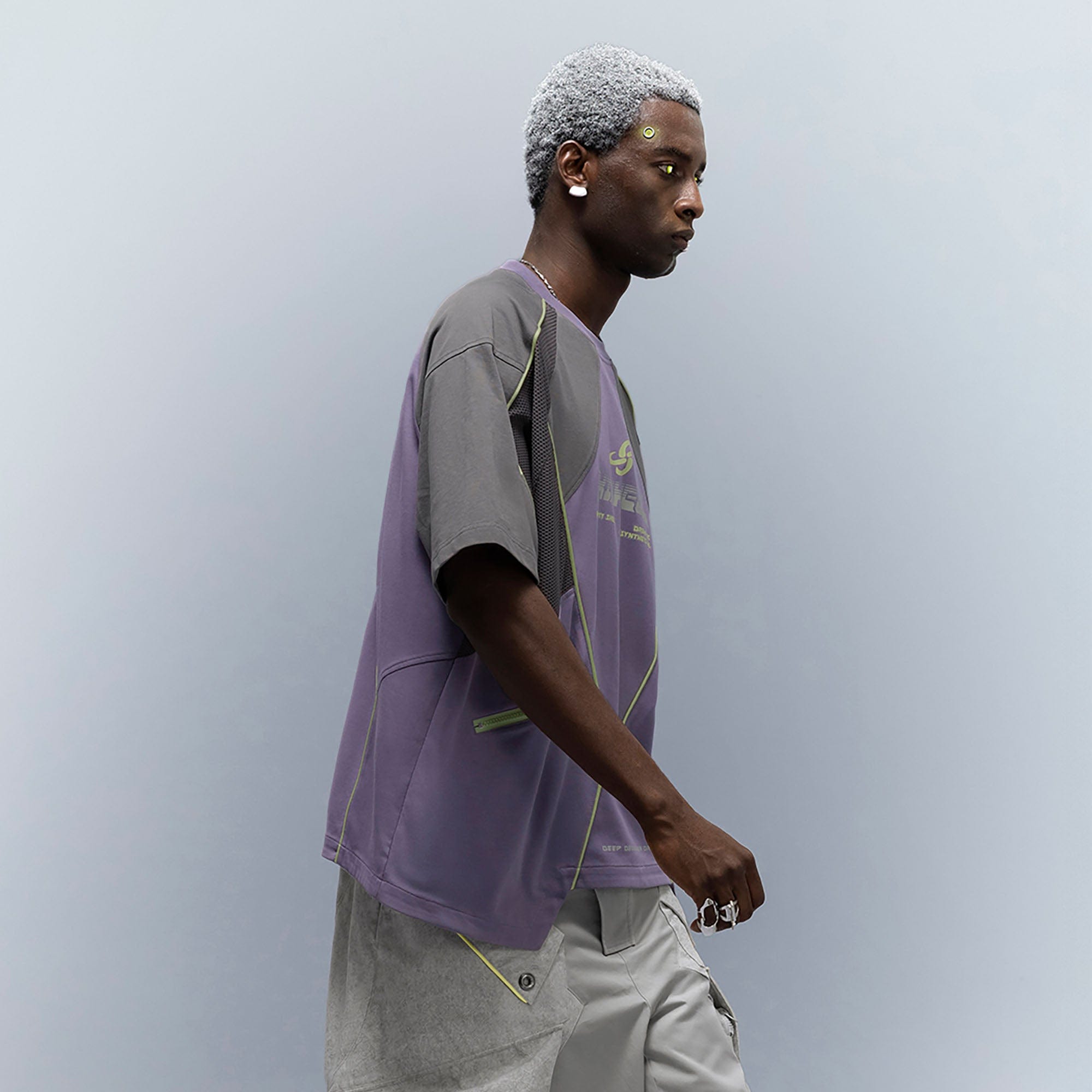 XIPHEVIL Contrast Paneled Mesh Zip-Pocket Raglan T-Shirt Purple