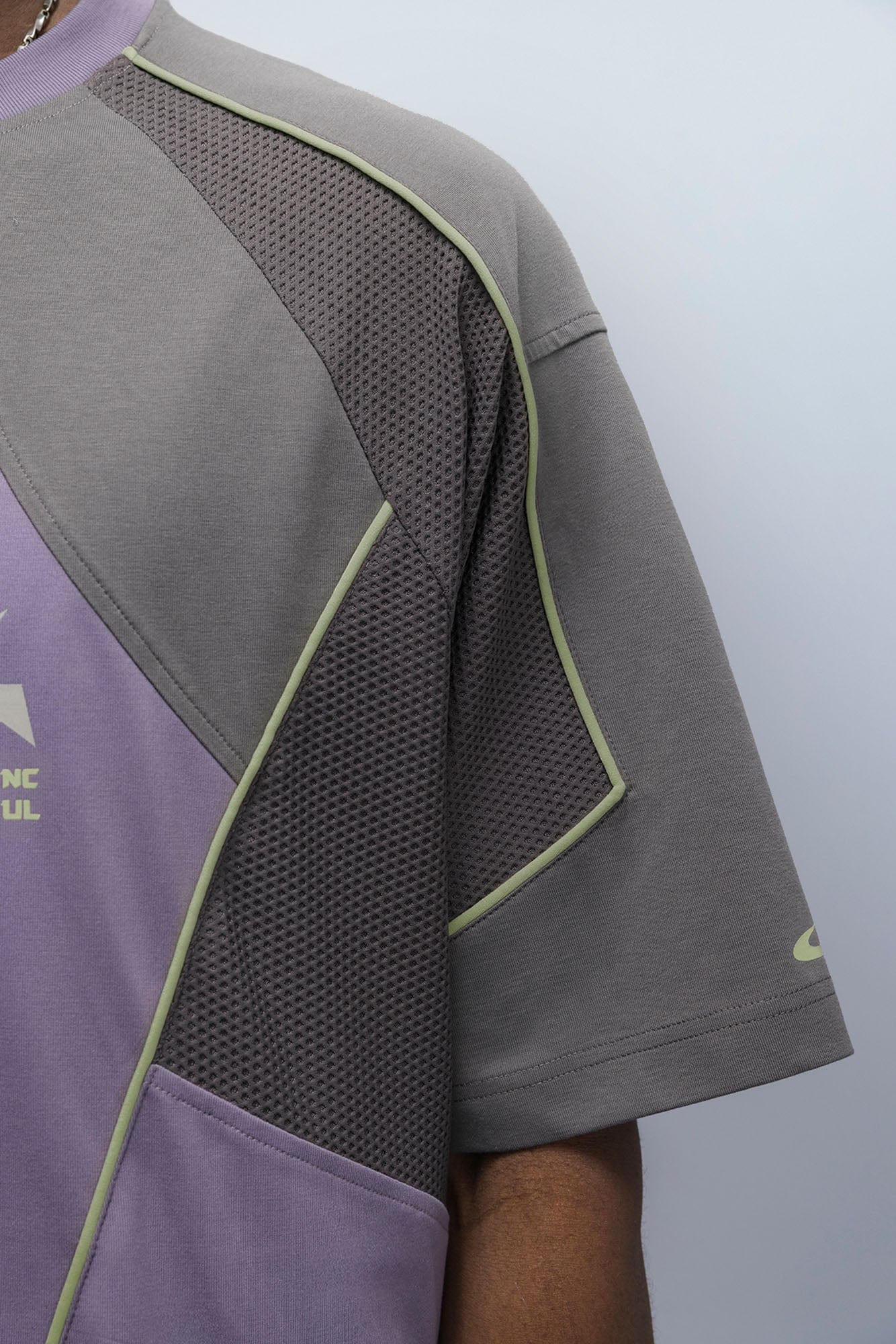 XIPHEVIL Contrast Paneled Mesh Zip-Pocket Raglan T-Shirt Purple