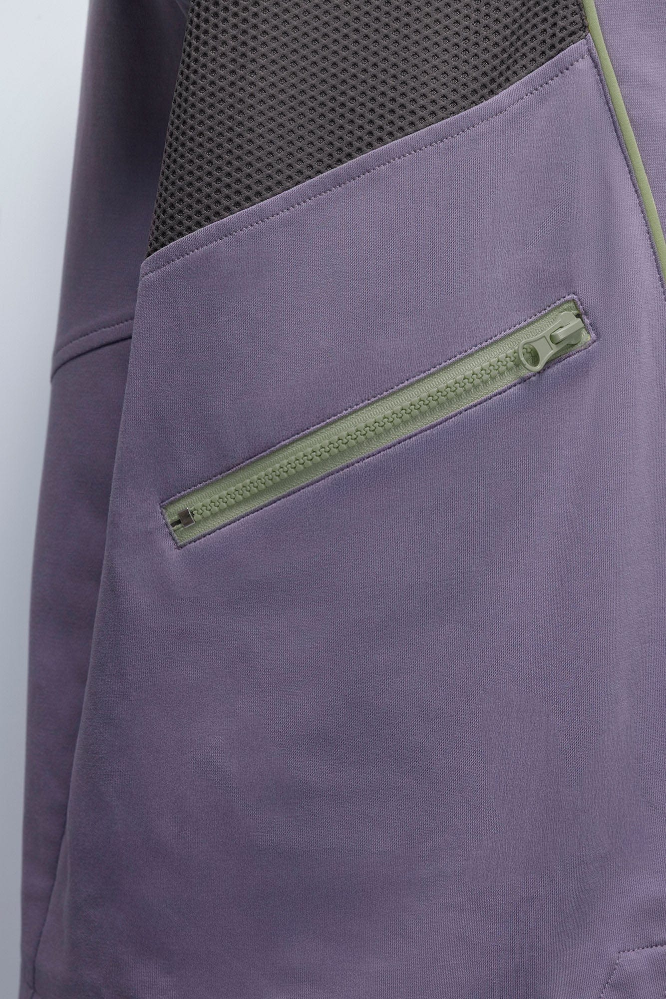 XIPHEVIL Contrast Paneled Mesh Zip-Pocket Raglan T-Shirt Purple