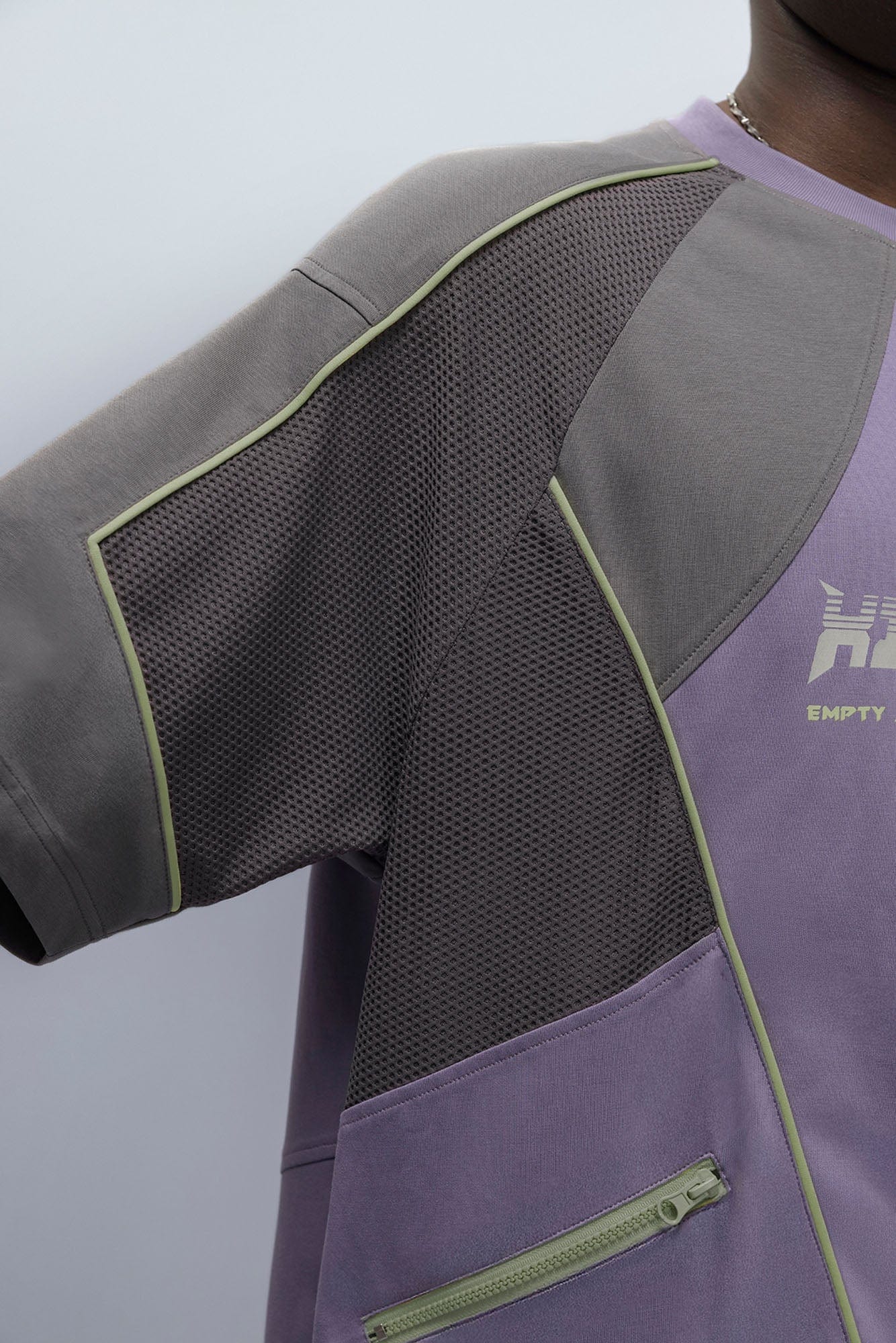 XIPHEVIL Contrast Paneled Mesh Zip-Pocket Raglan T-Shirt Purple