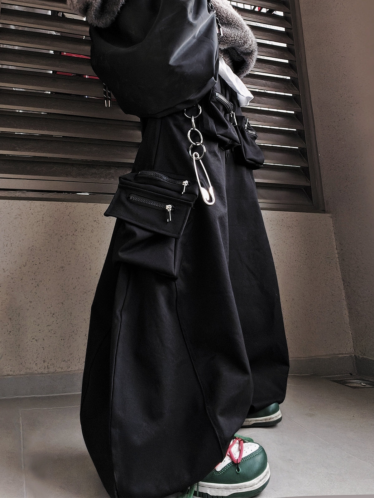 UUCSCC Curved Multi-Pocket Wide-Leg Cargo Pants