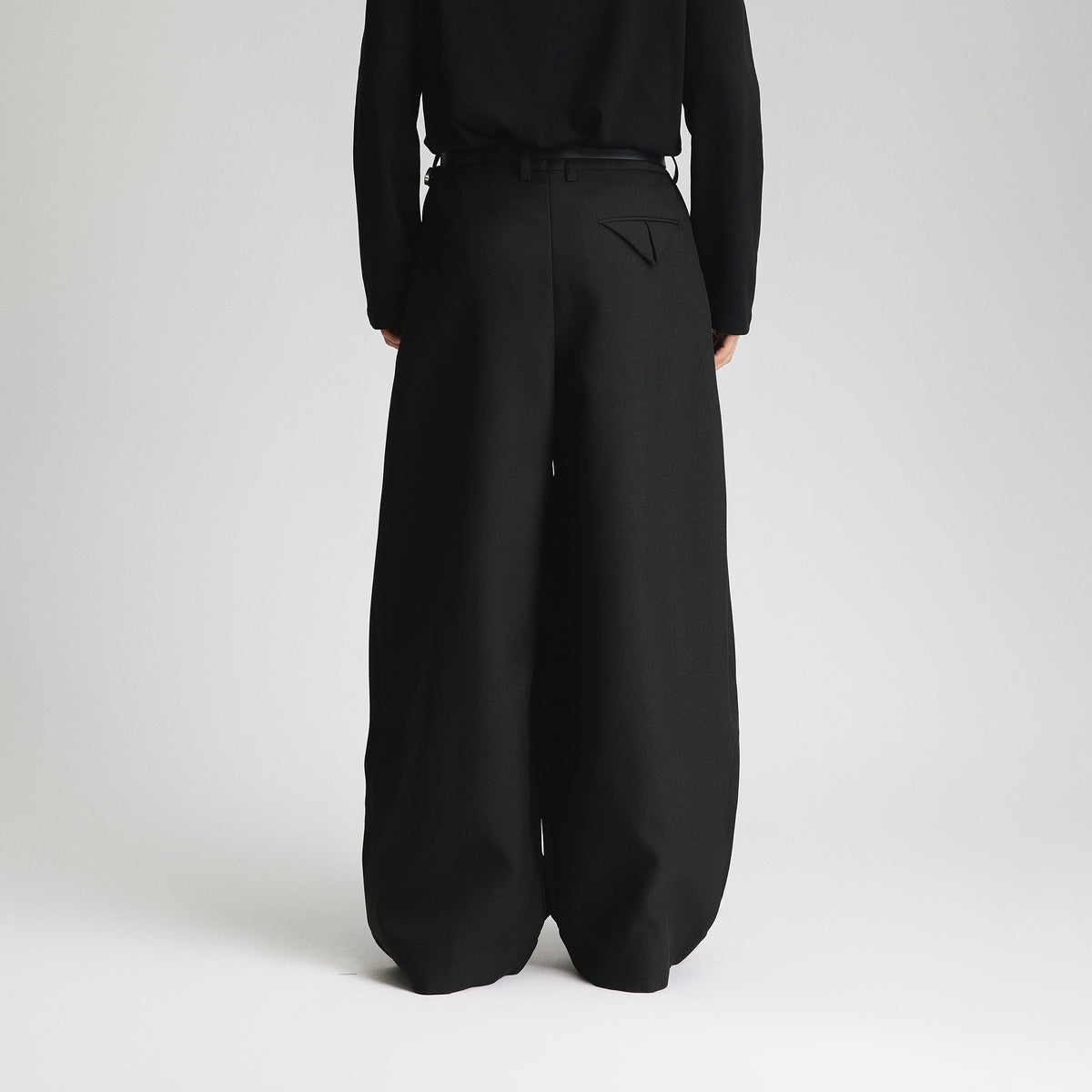 SAMMOKONPA Curved Silhouette Wide-Leg Trousers