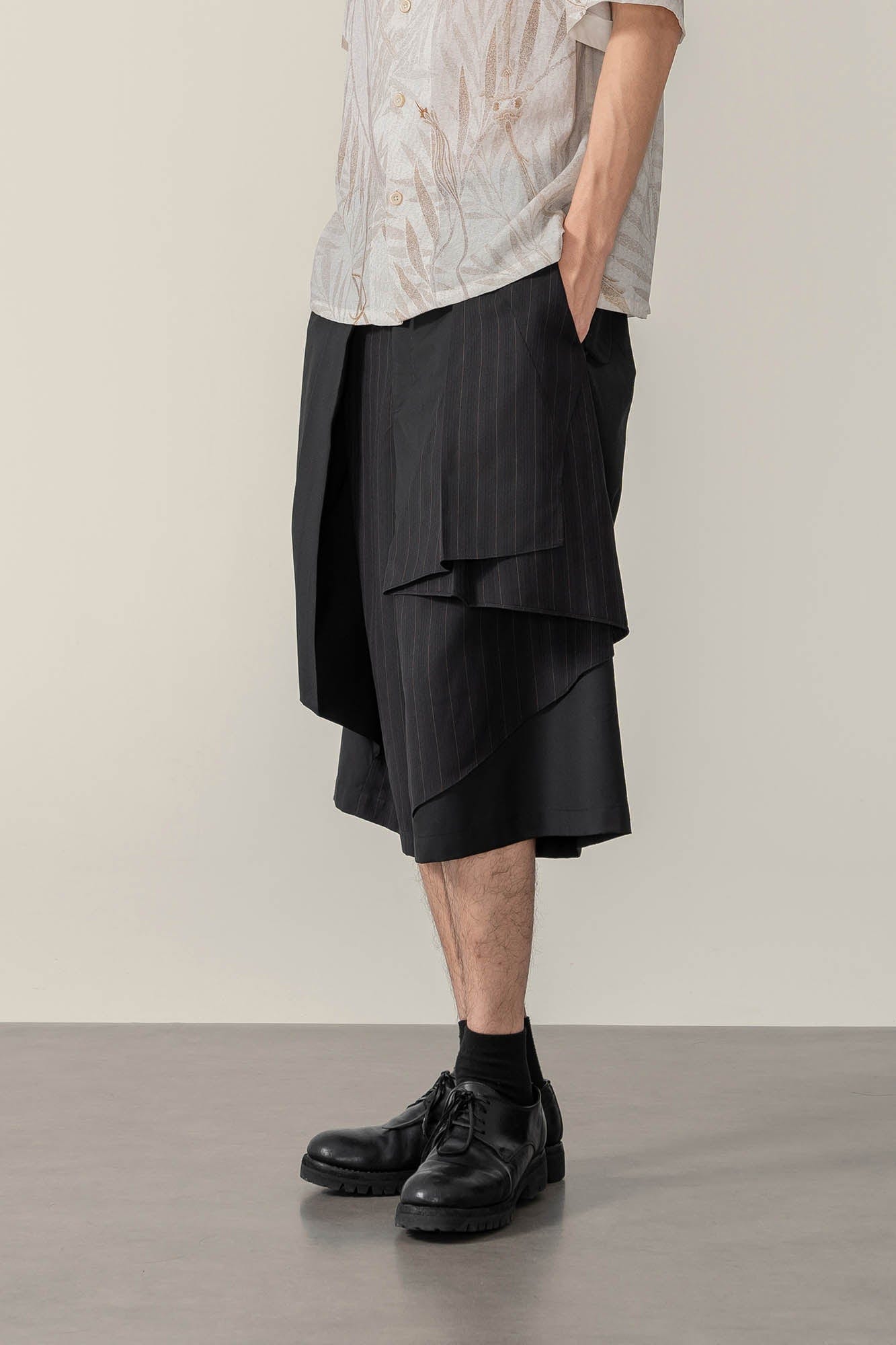 MOITIEDEPETALE Multi-Layered Pleated Pinstriped Shorts