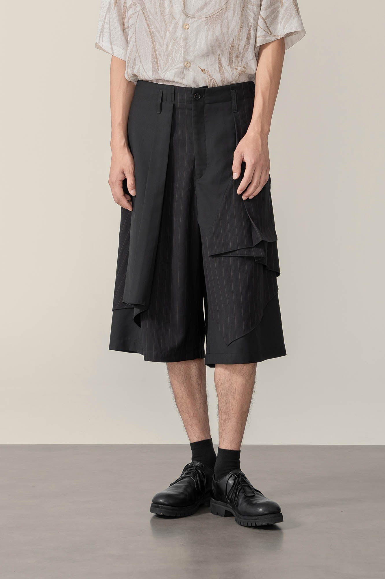 MOITIEDEPETALE Multi-Layered Pleated Pinstriped Shorts