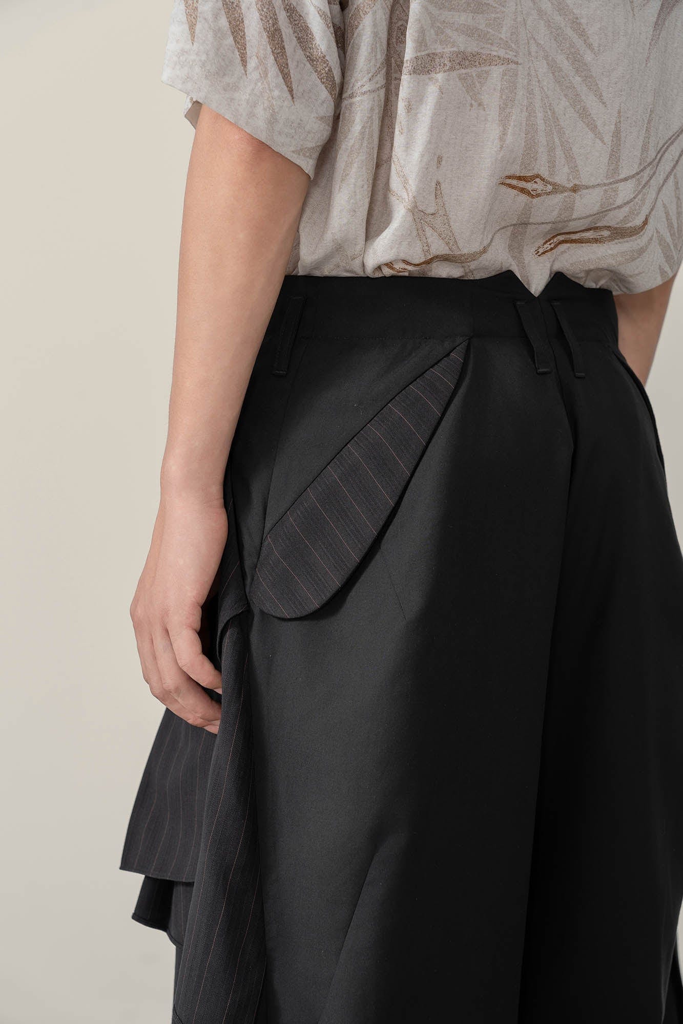 MOITIEDEPETALE Multi-Layered Pleated Pinstriped Shorts