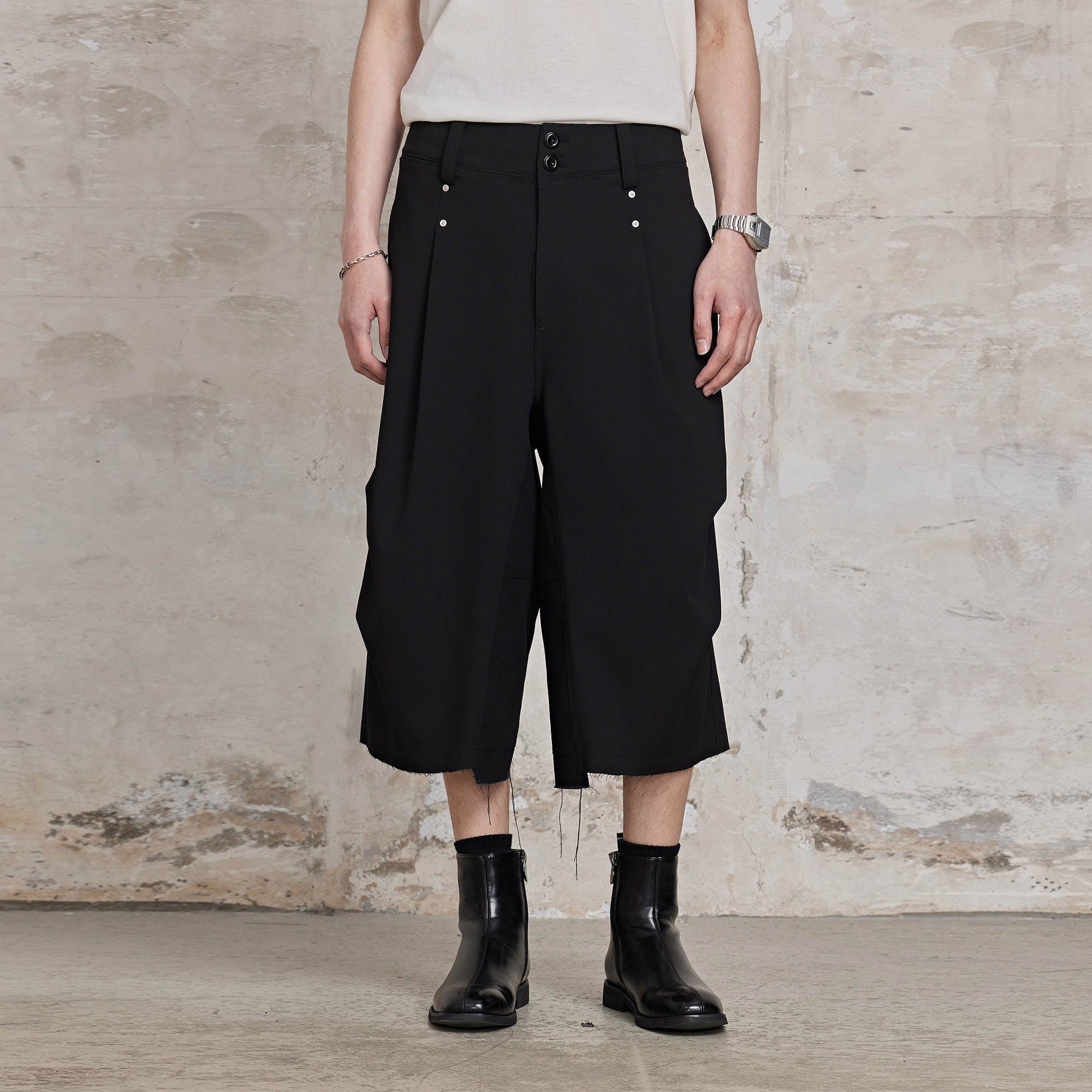 FACEONLAB Retro Pleated Raw-Edge Shorts, premium urban and streetwear designers apparel on PROJECTISR.com, FACEONLAB