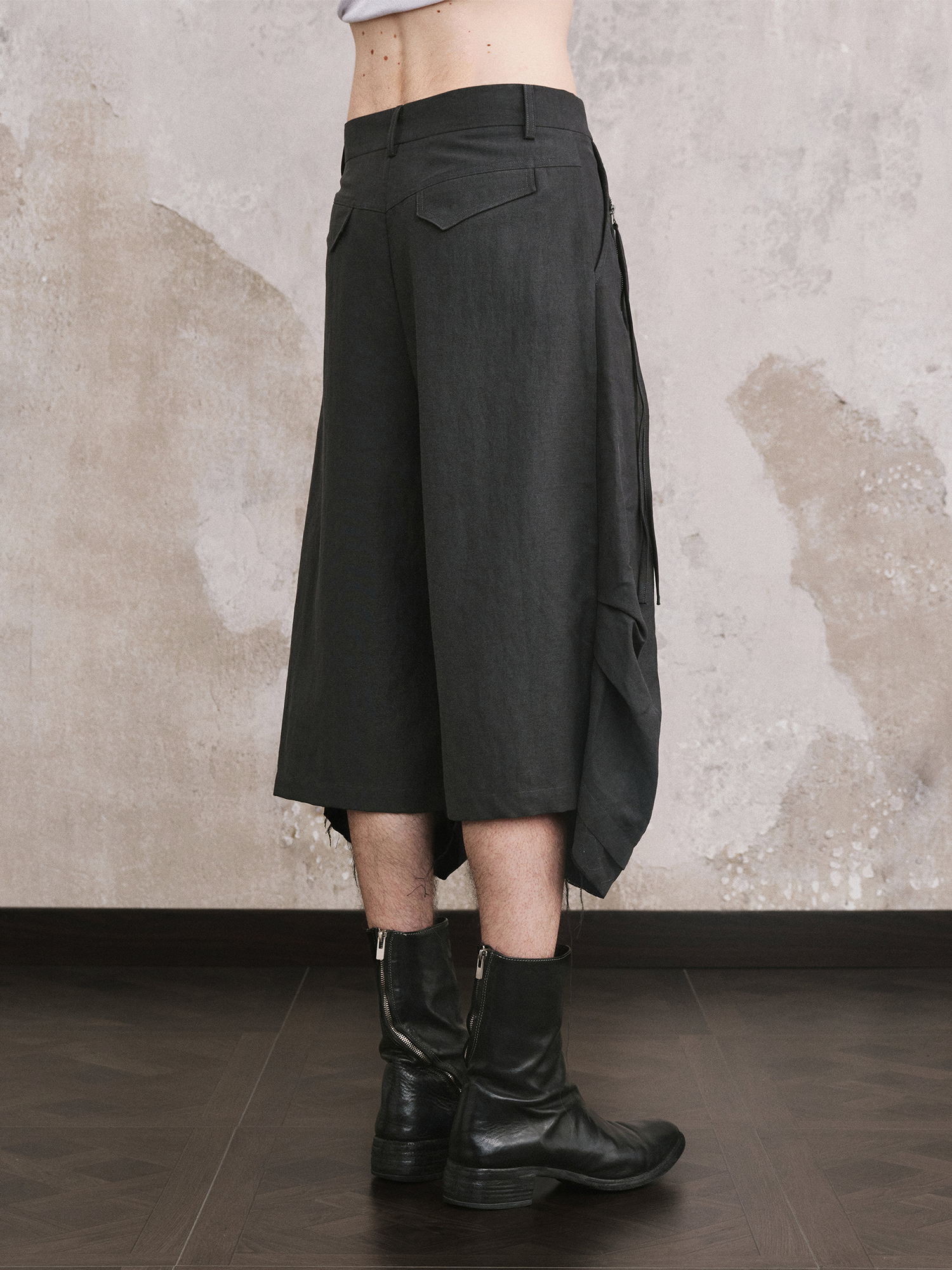 ILNya Nieternite Nifutur Pleated Raw Edge Curved Shorts