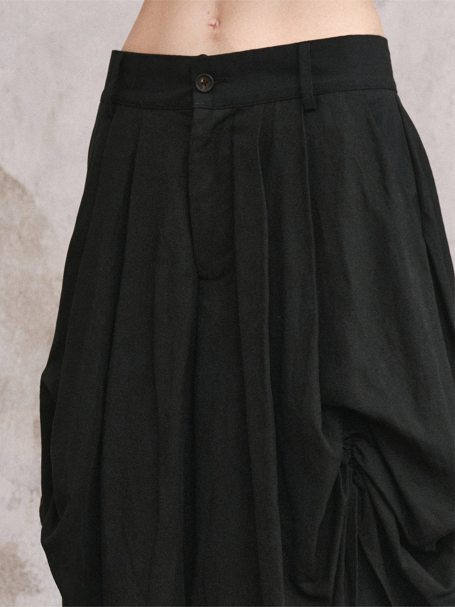 ILNya Nieternite Nifutur Paneled Pleated Drop-Crotch Shorts