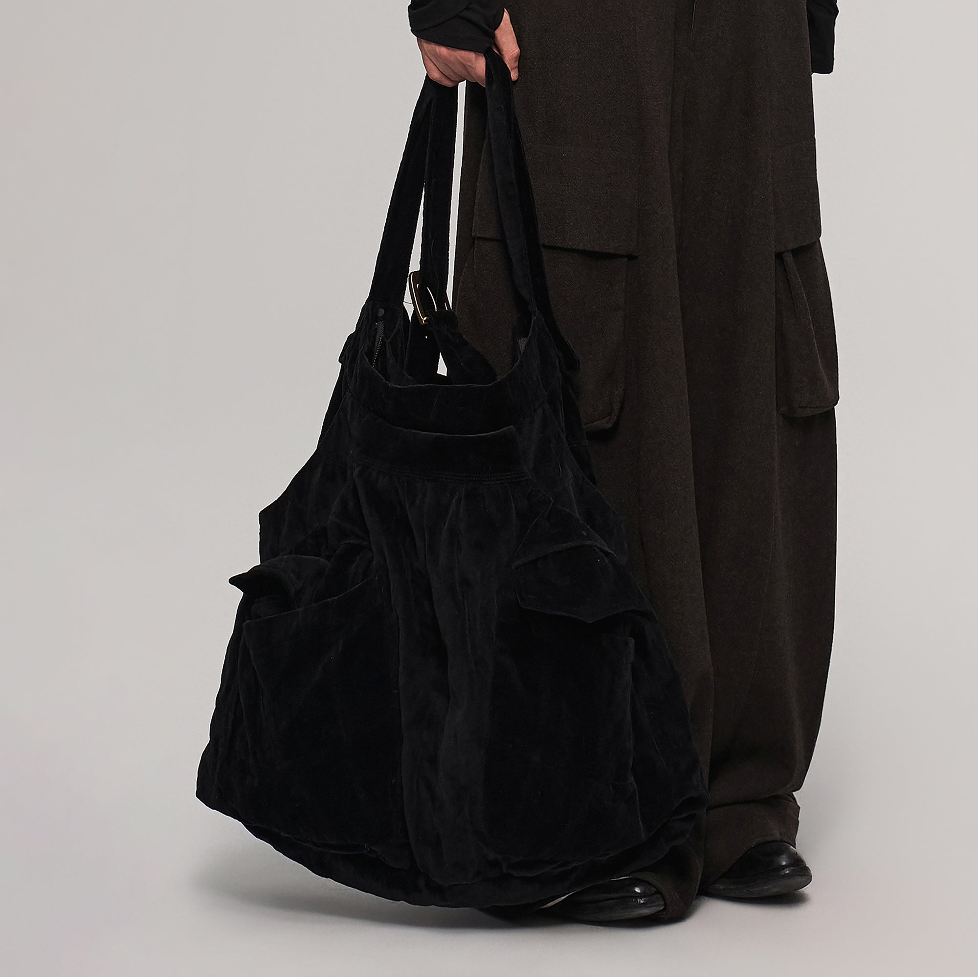 ILNya Nieternite Nifutur Velvet Oversized Crinkled Messenger Bag