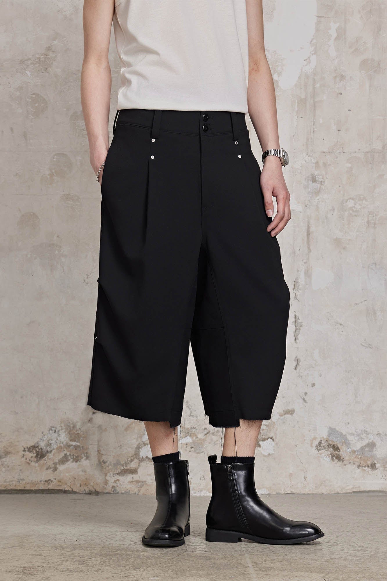 FACEONLAB Retro Pleated Raw-Edge Shorts, premium urban and streetwear designers apparel on PROJECTISR.com, FACEONLAB
