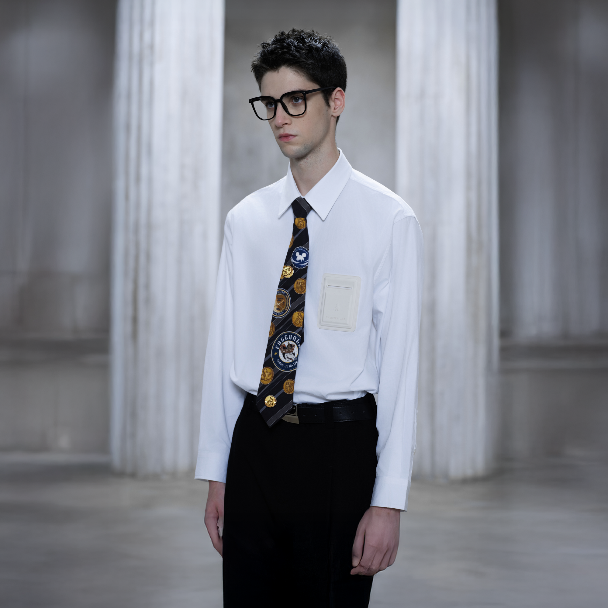 FACEONLAB Golden Emblem Stripe Zip Tie Black