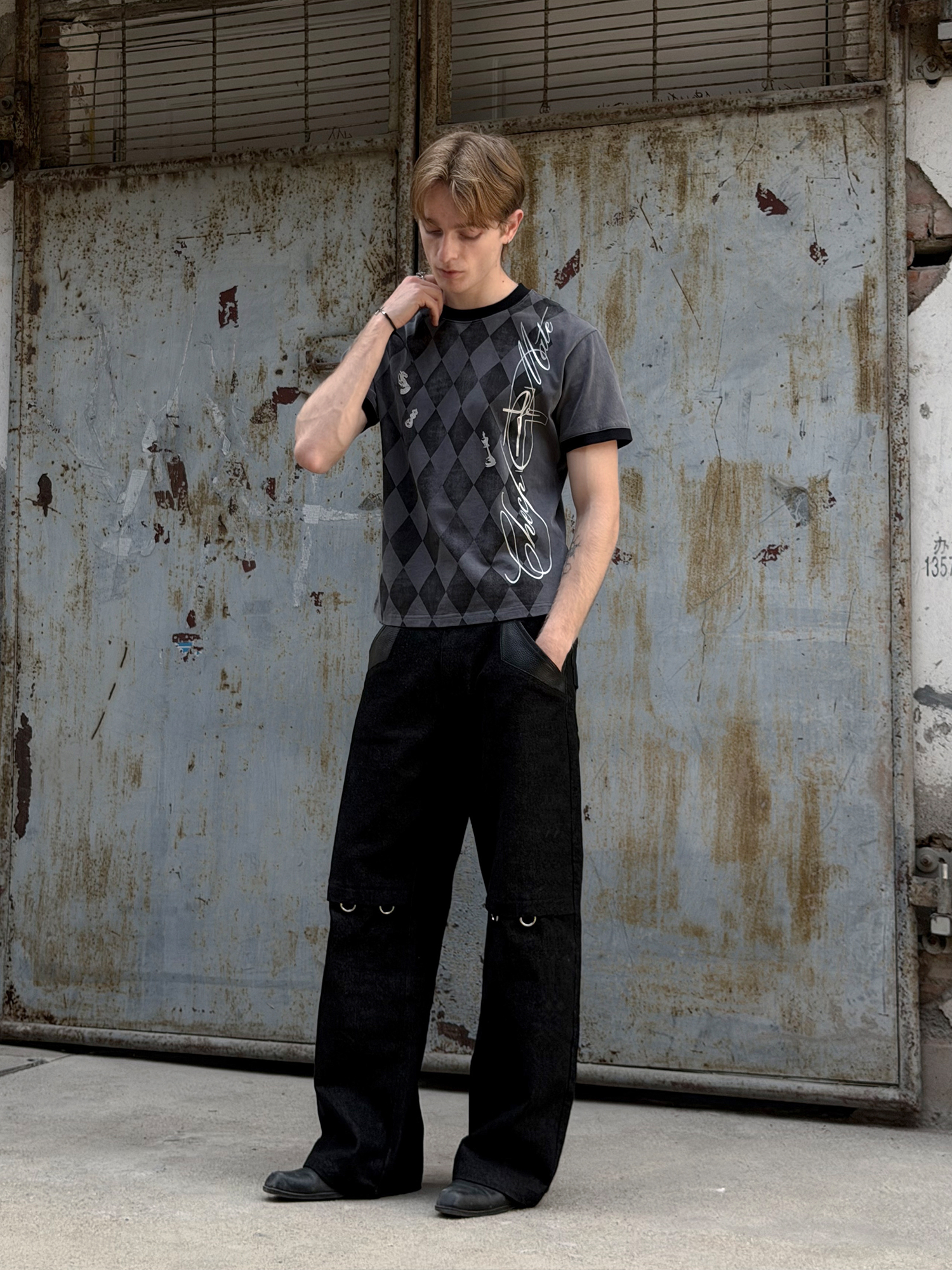ESAIAS Washed Argyle Graphic T-Shirt