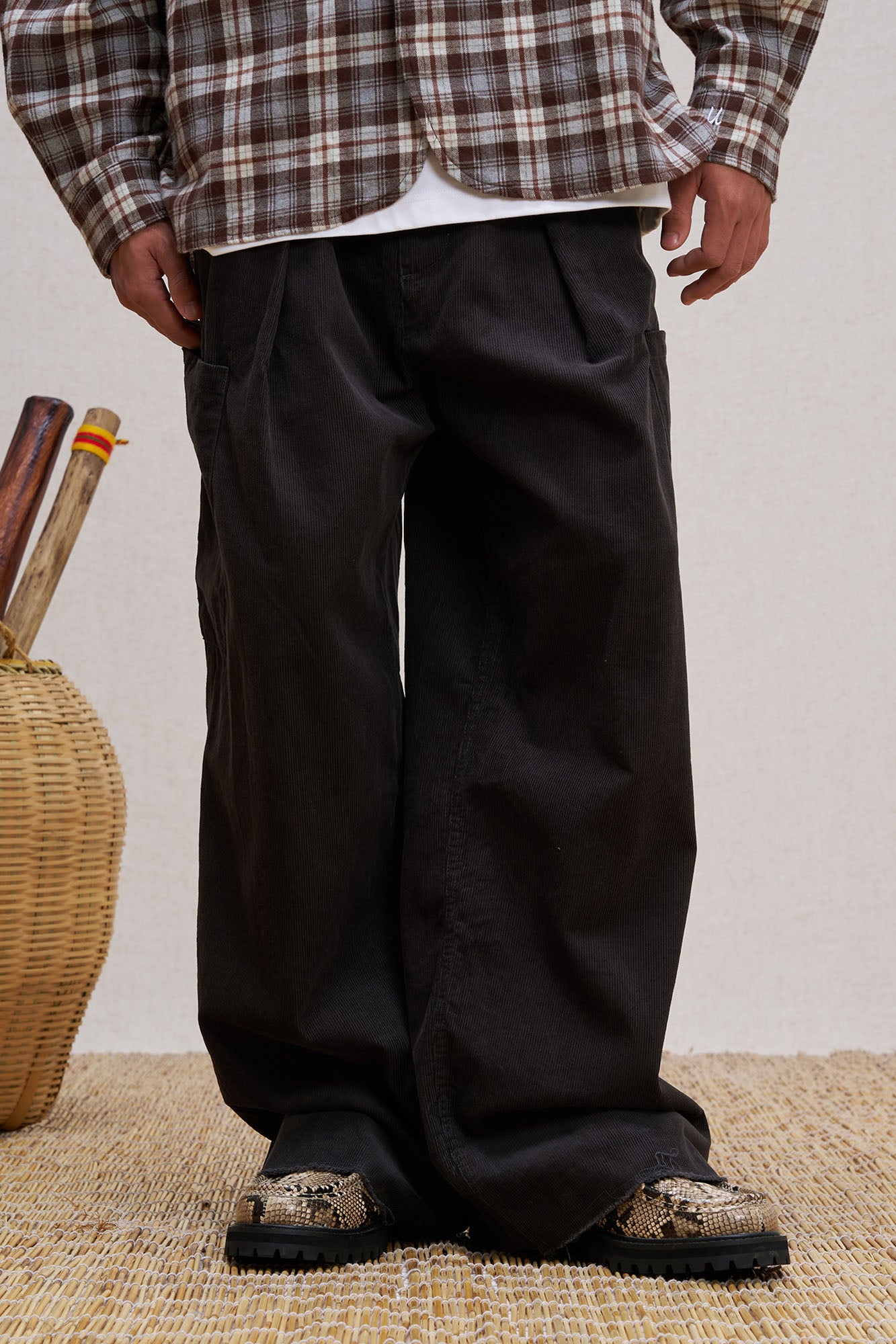 UNLIMITED MOTE Corduroy Pleated Baggy Pants