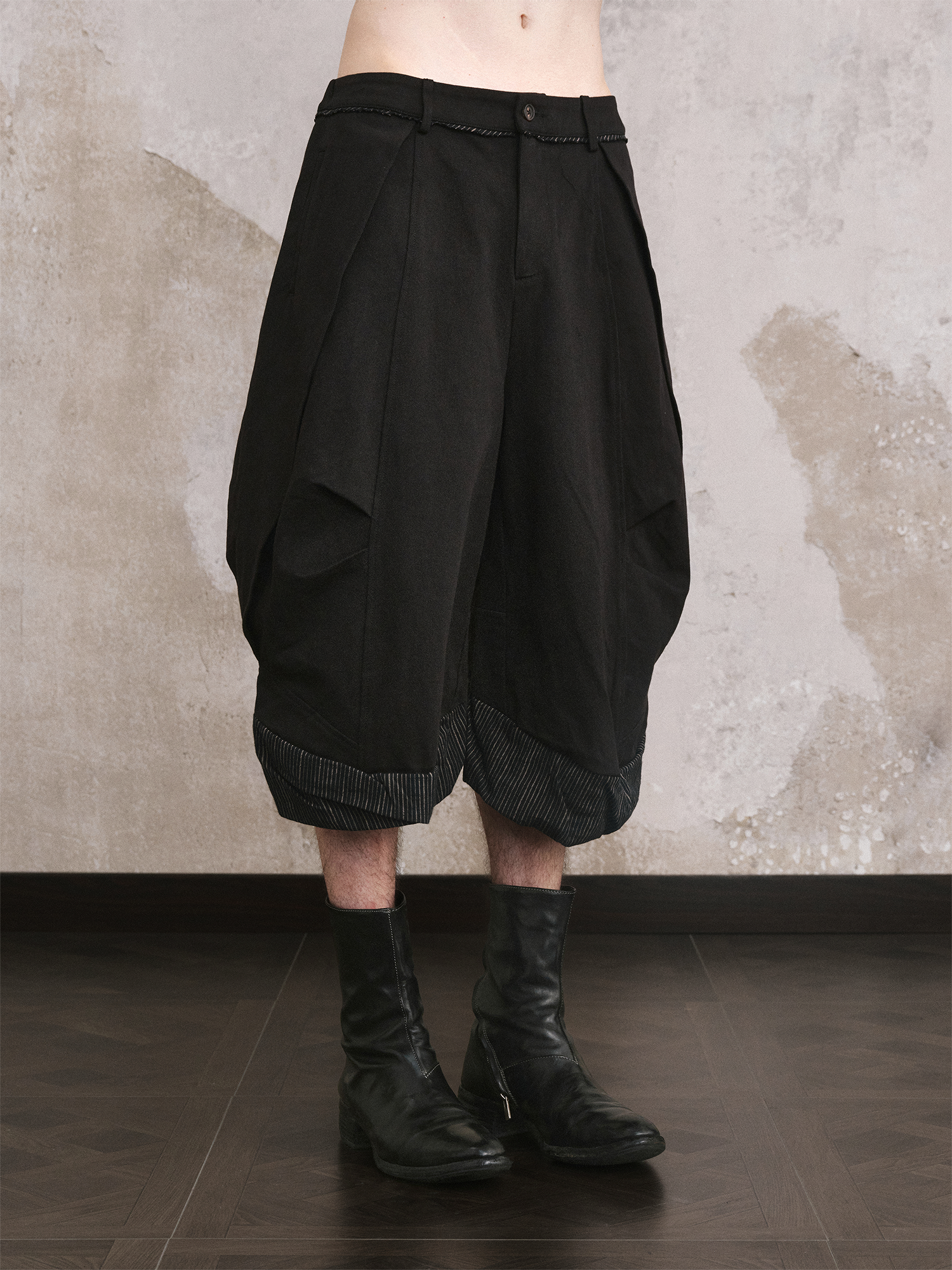 ILNya Nieternite Nifutur Crinkled Curved Cropped Pants Black