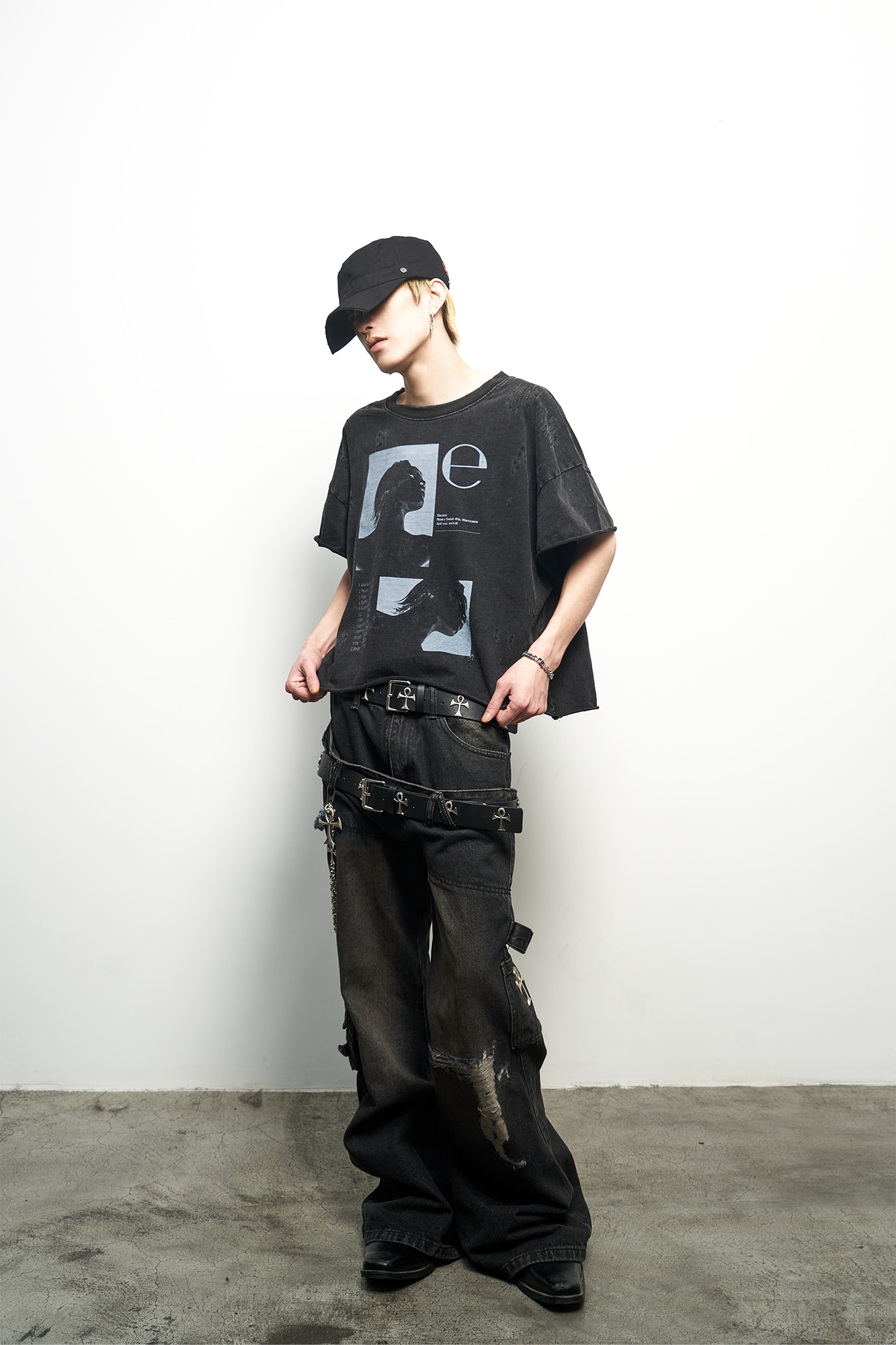 ANTI WAR REVIVAL Retro Portrait Graphic Rolled-Hem Tee