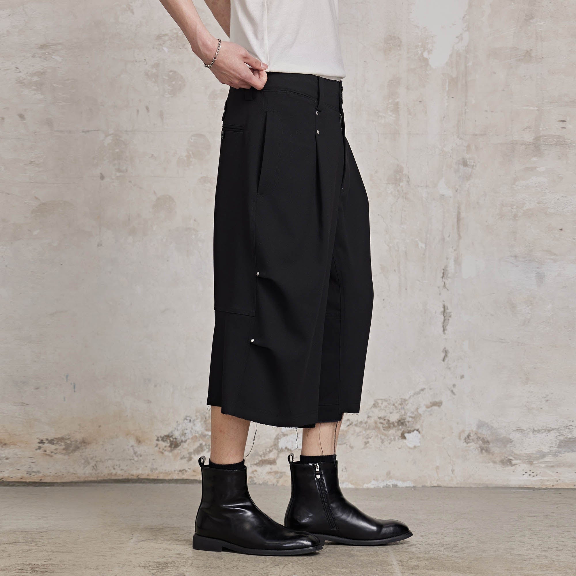 FACEONLAB Retro Pleated Raw-Edge Shorts, premium urban and streetwear designers apparel on PROJECTISR.com, FACEONLAB