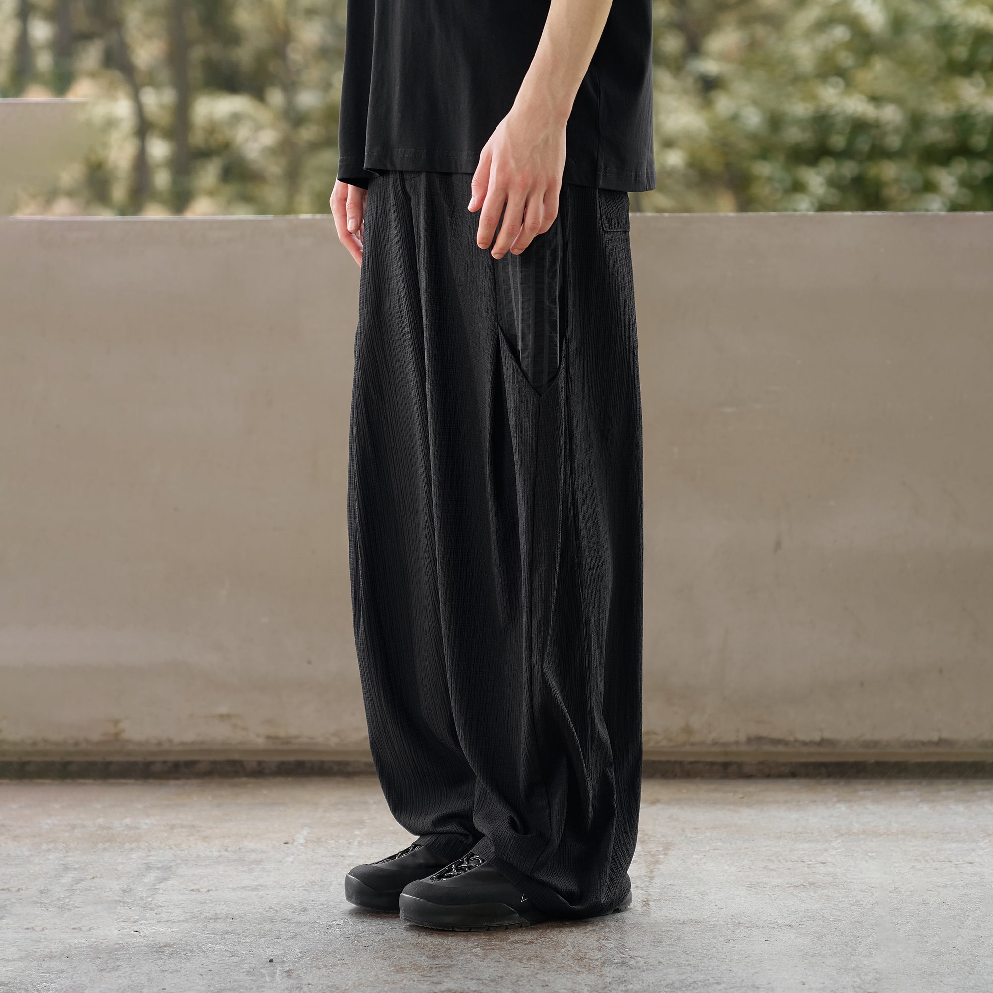 MOITIEDEPETALE Seersucker Curved Pleated Trousers