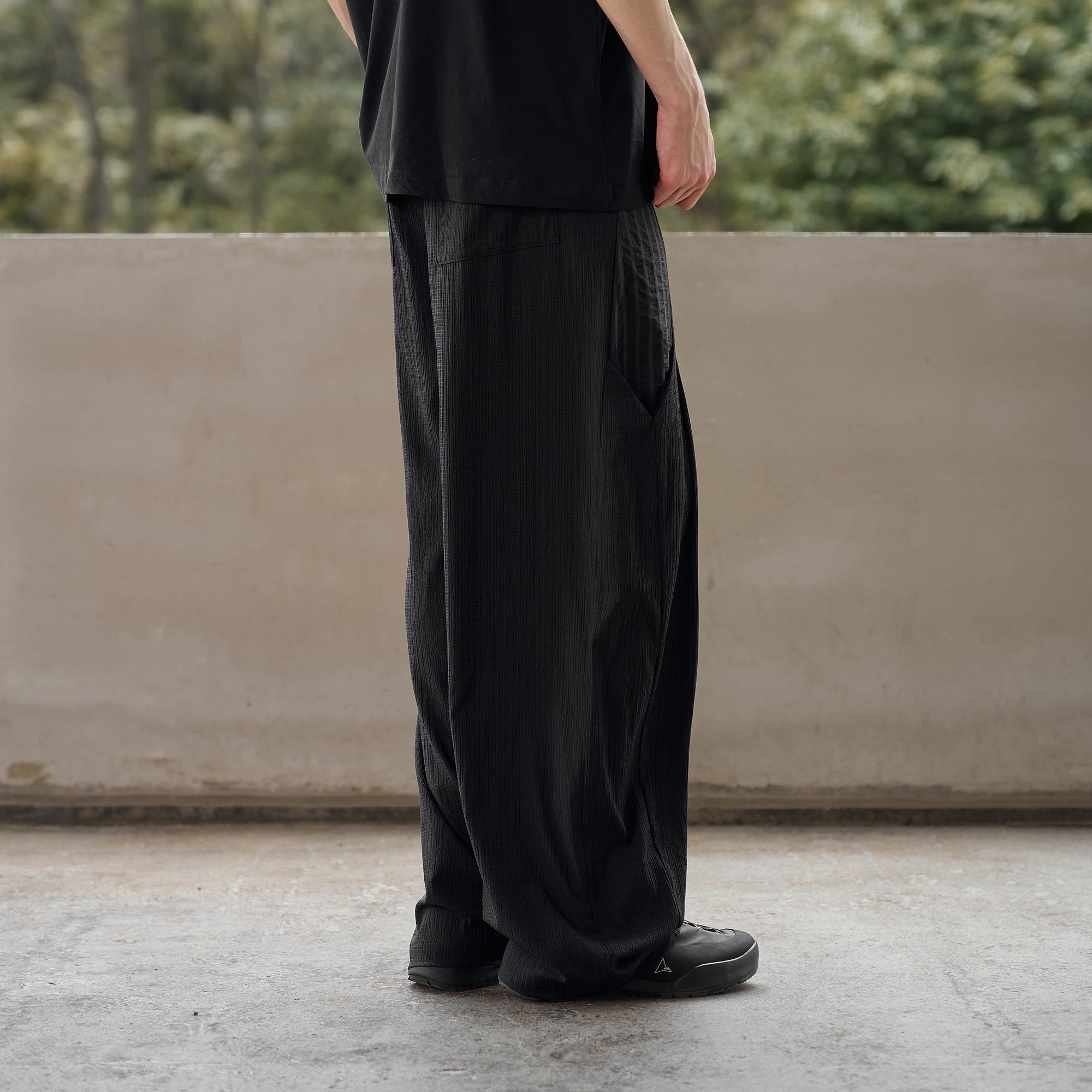 MOITIEDEPETALE Seersucker Curved Pleated Trousers
