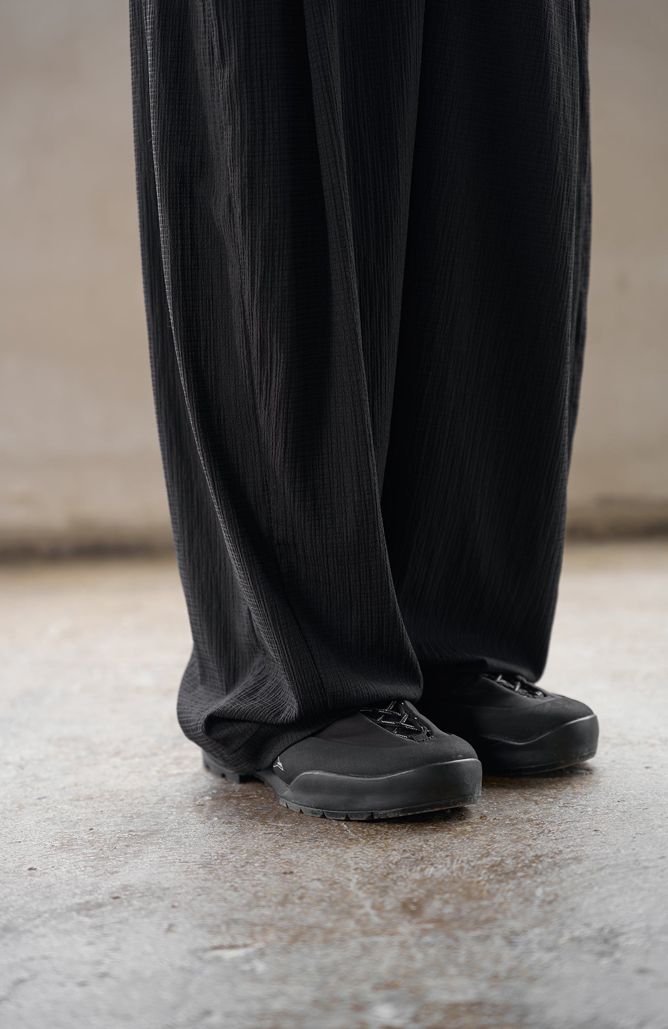 MOITIEDEPETALE Seersucker Curved Pleated Trousers