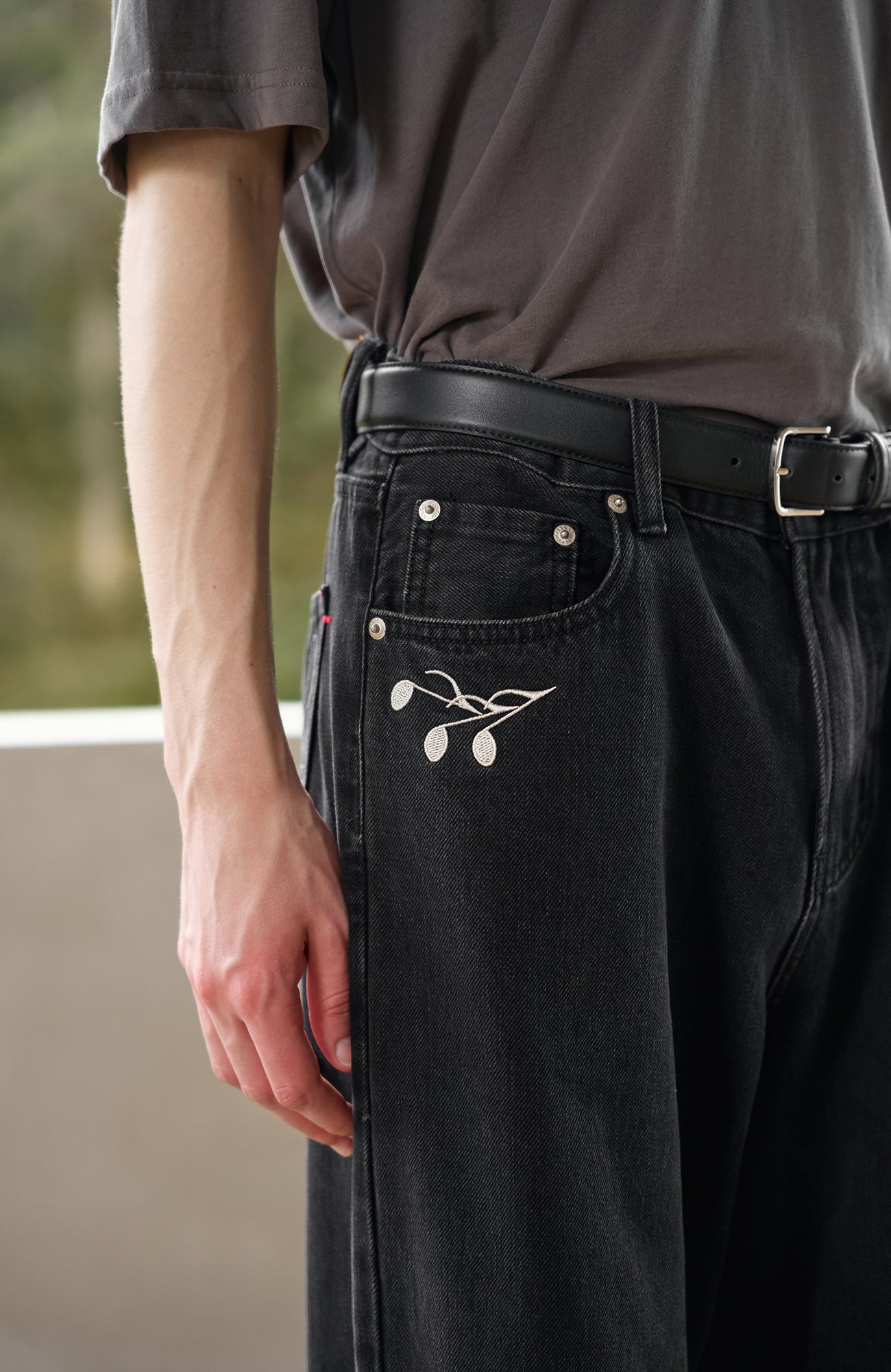 MOITIEDEPETALE Music Note Embroidered Straight-Leg Jeans