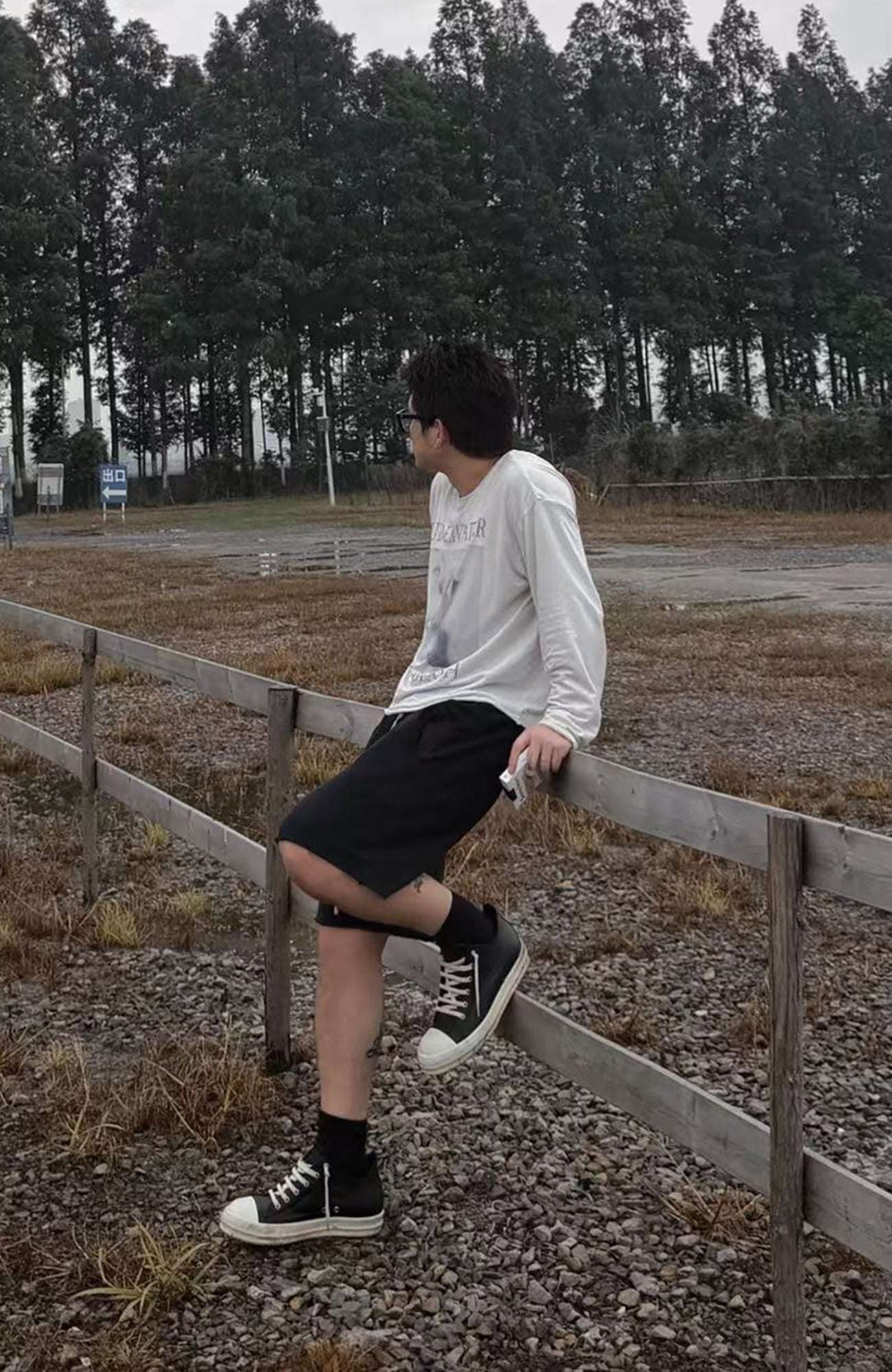 UNDERWATER Raw Edge Hem Sweat Shorts